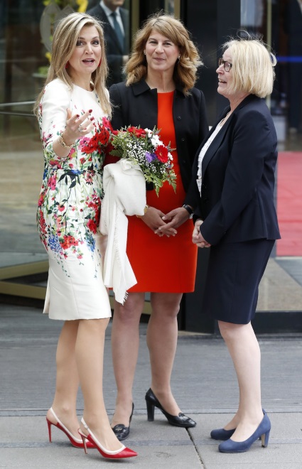 Królowa Maxima, Stephanie Bschorr (Prezes Stowarzyszenia Niemieckich Przedsiębiorców Kobiet) i Mona Kueppers (Przewodnicząca Rady Narodowej Niemieckich Organizacji Kobiet)