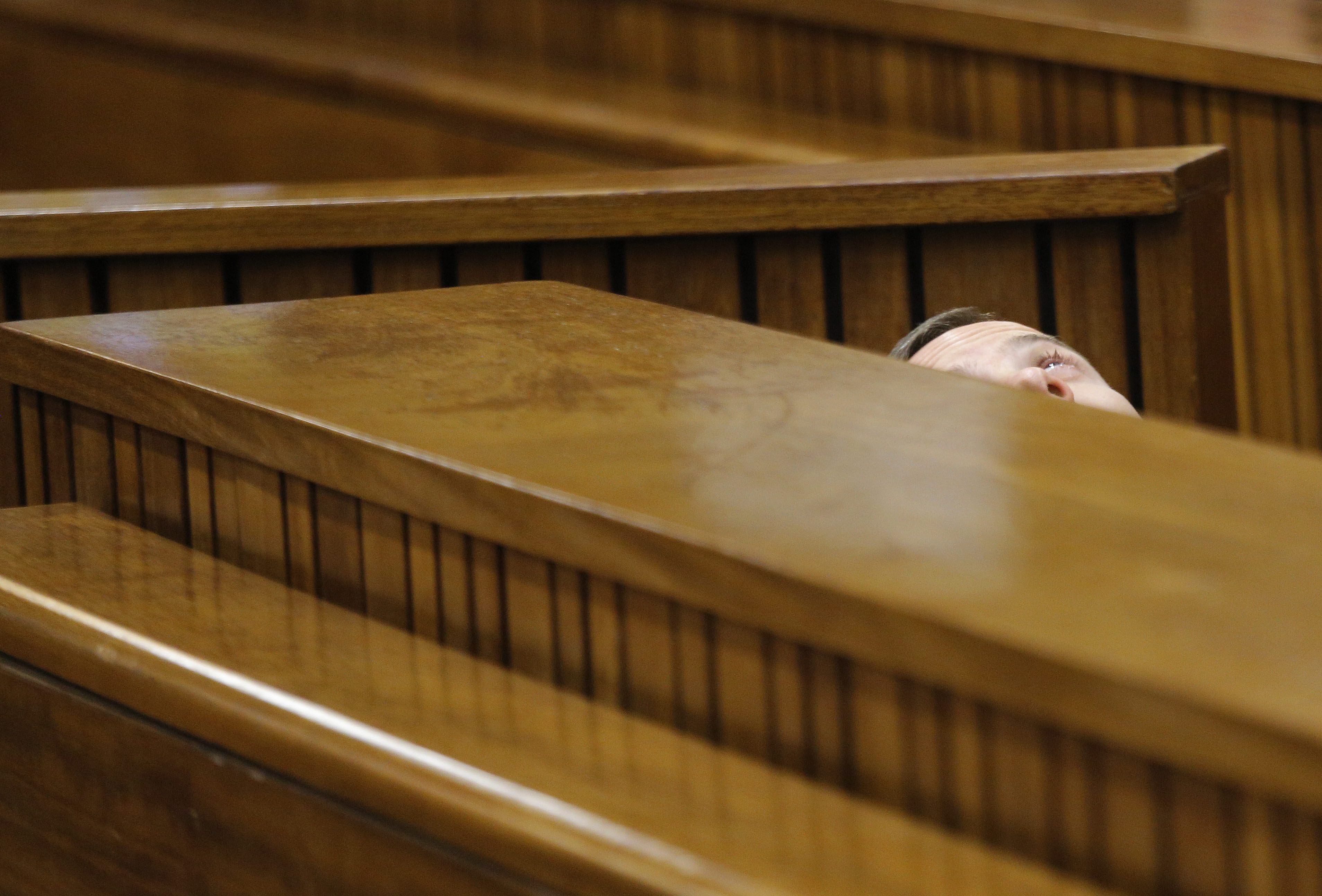 Oscar Pistorius leży na ławie oskarżonych po tym, jak zaaplikował sobie krople do oczu...