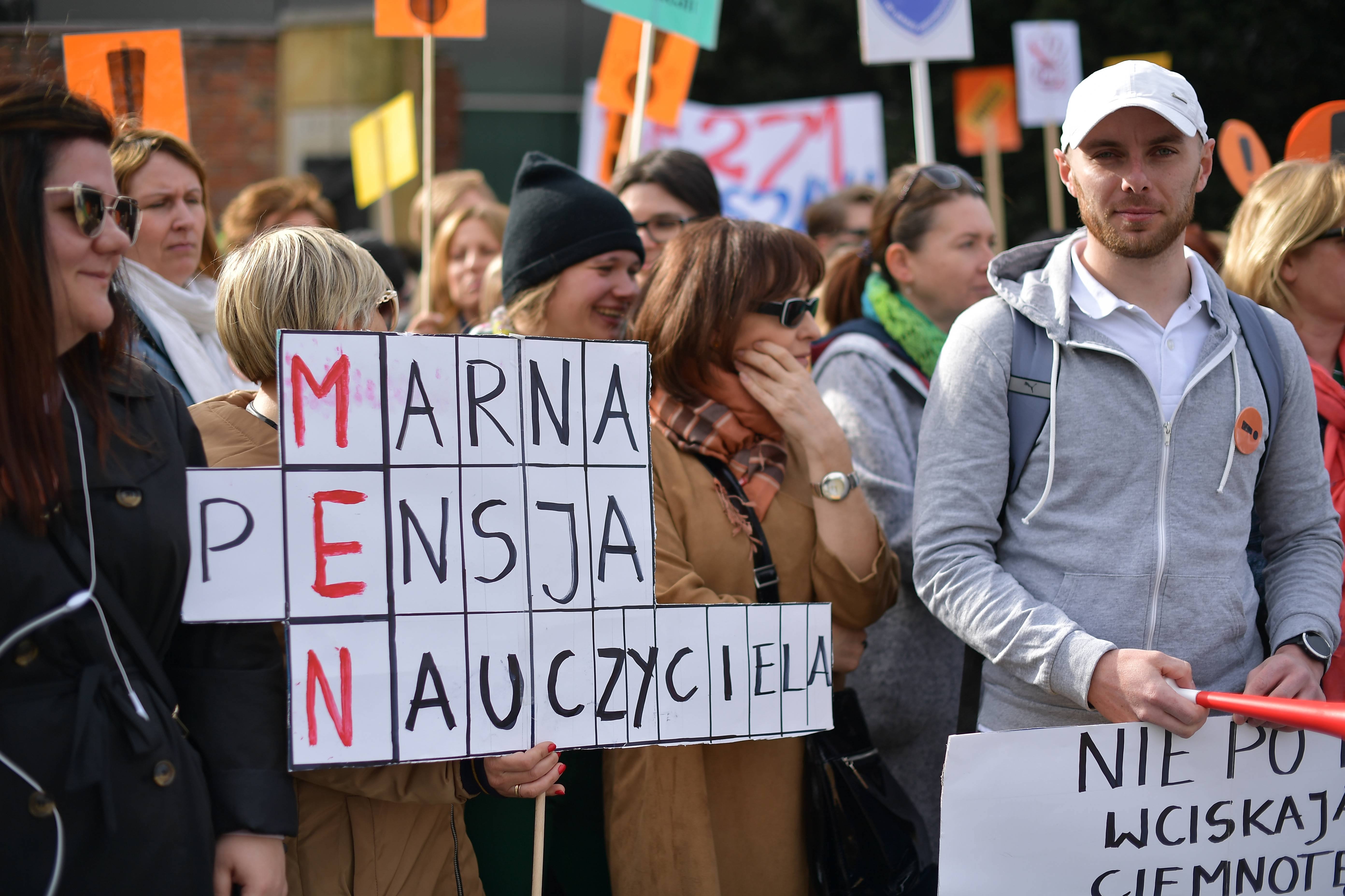 Warszawa, 24.04.2019. Uczestnicy „Ogólnopolskiej Manifestacji dla Szkoły”