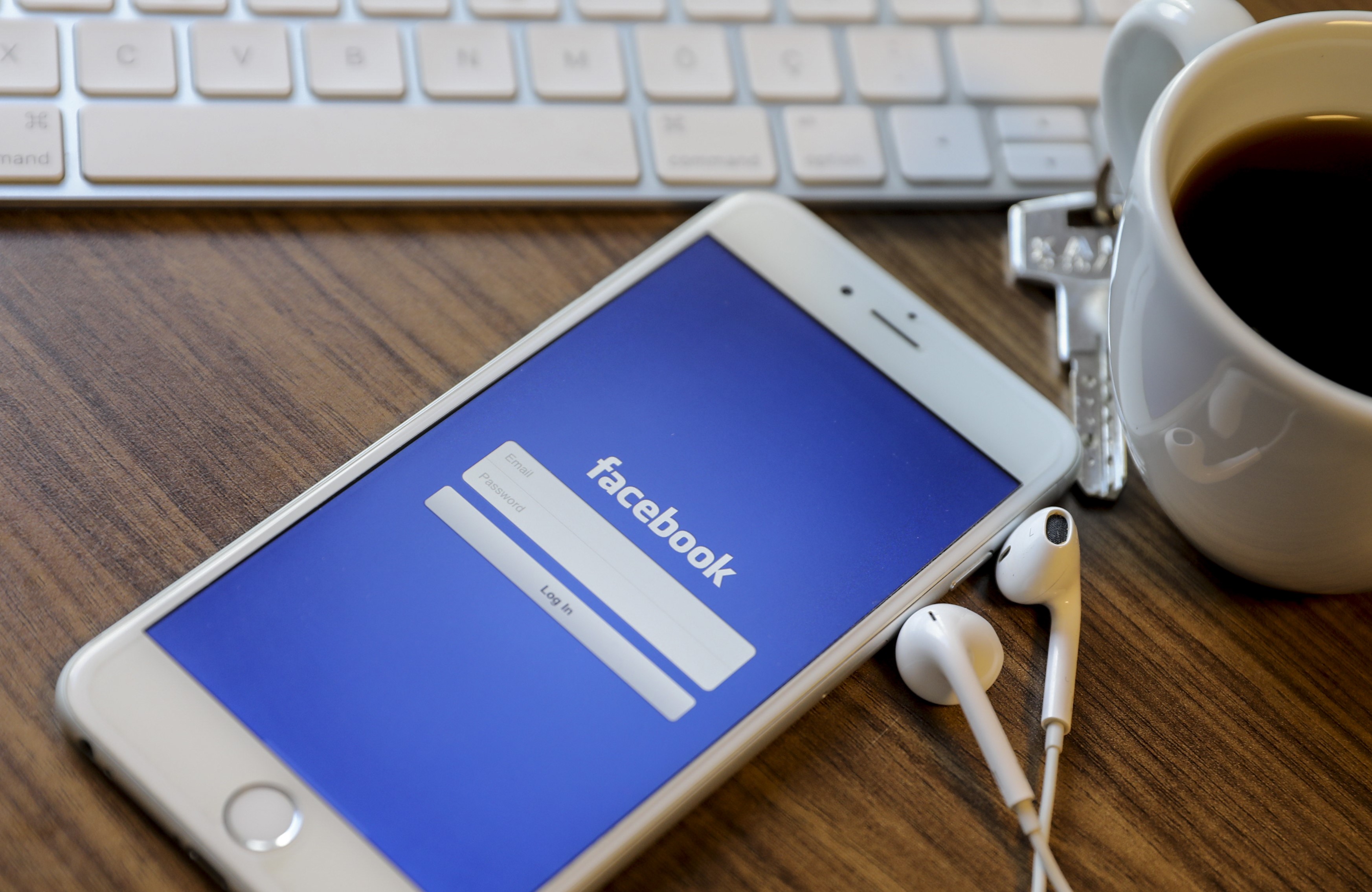 Megérkezett Magyarországra is a fizetős Facebook