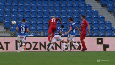 Lech - Zagłębie S. (3:0): Sosnowiczanie blisko gola honorowego. Mały "flipper" w polu karnym, strzał Sanogo ale piłka trafia w słupek