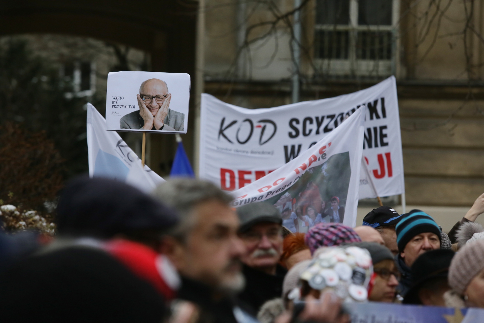 Na uroczystość odsłonięcia tablicy na skwerze przybyli m.in.: członkowie rodziny Bartoszewskiego, przedstawiciele władz Warszawy, parlamentarzyści, przedstawiciele środowisk kombatanckich i sympatycy Komitetu Obrony Demokracji. Przybył również prezes Trybunału Konstytucyjnego Andrzej Rzepliński. Wśród transparentów była duża plansza z wizerunkiem Bartoszewskiego i jego słynną maksymą