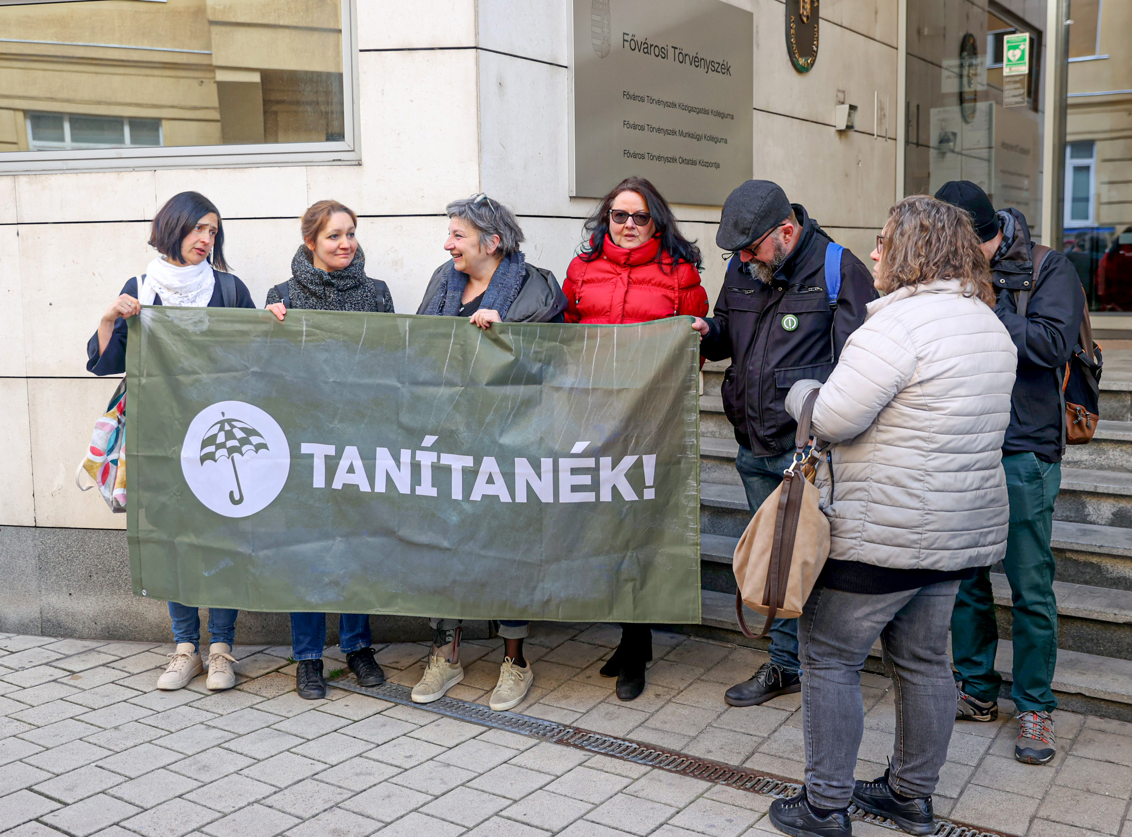 Megkezdődött a kirúgott tanárok pere – Tüntettek a Fővárosi Törvényszék előtt