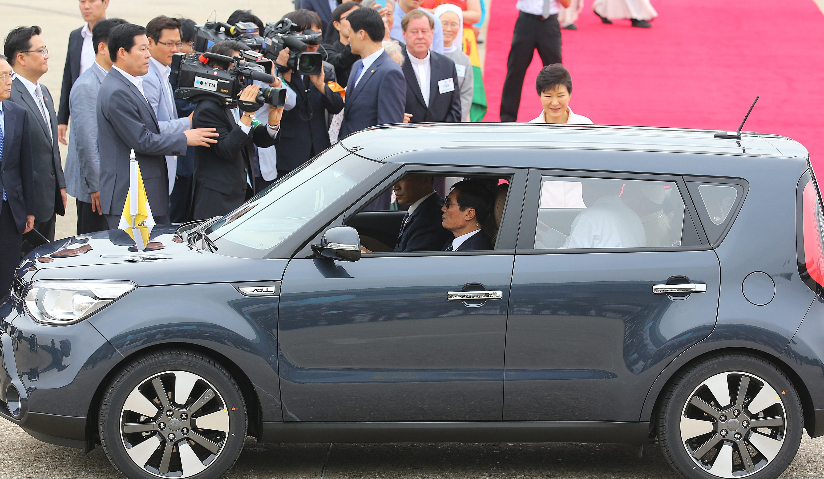 Kia soul to samochód, którym papież Franciszek podróżuje podczas wizyty w Korei Południowej