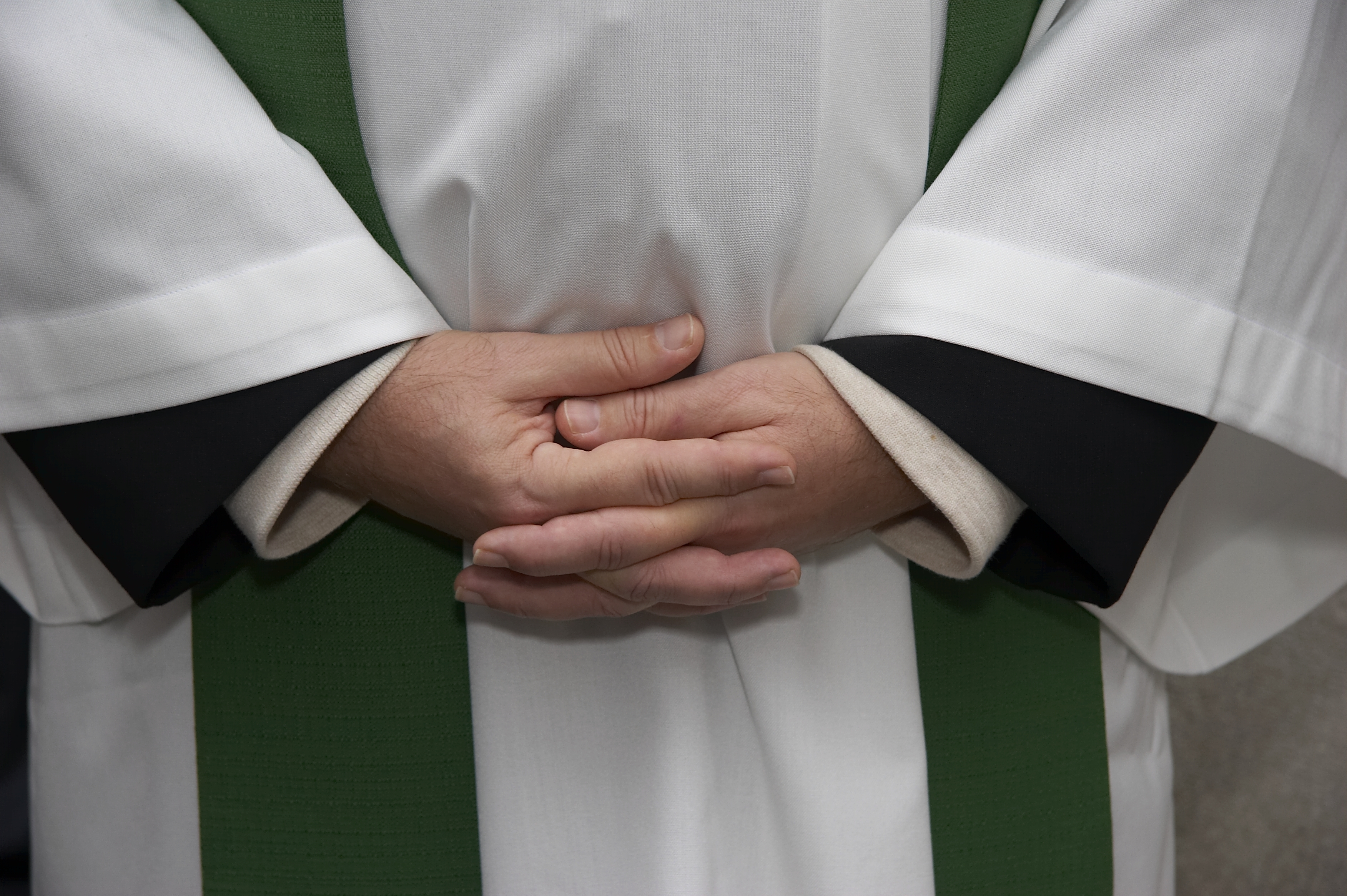 Orális szexre kényszerített egy 12 éves kislányt egy pap Alsókubinban, majd elküldte gyónni