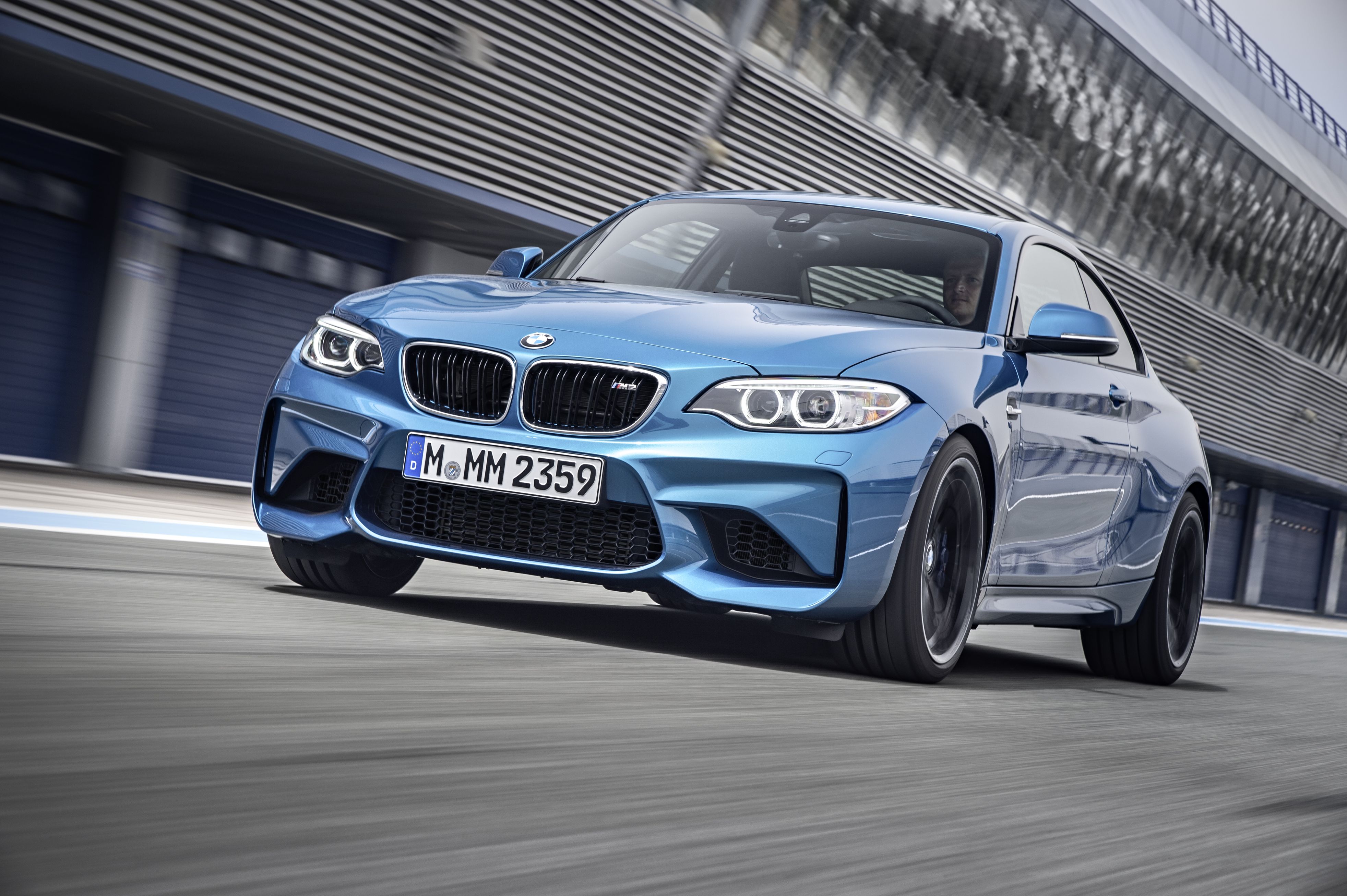 Dla porównania słabsze o 3 KM od M2 coupe audi RS3 sportback z seryjnym napędem na 4 koła quattro do setki przyspiesza także w 4,3 sekundy. Prędkość maksymalna Audi może zostać na życzenie podwyższona do 280 km/h. 465 Nm sprawia, ze RS prędkość od 60 do 100 km/h na czwartym biegu rozwija w 4,1 sekundy, a od 80 do 120 km/h na biegu piątym przyspiesza w 5,8 sekundy.