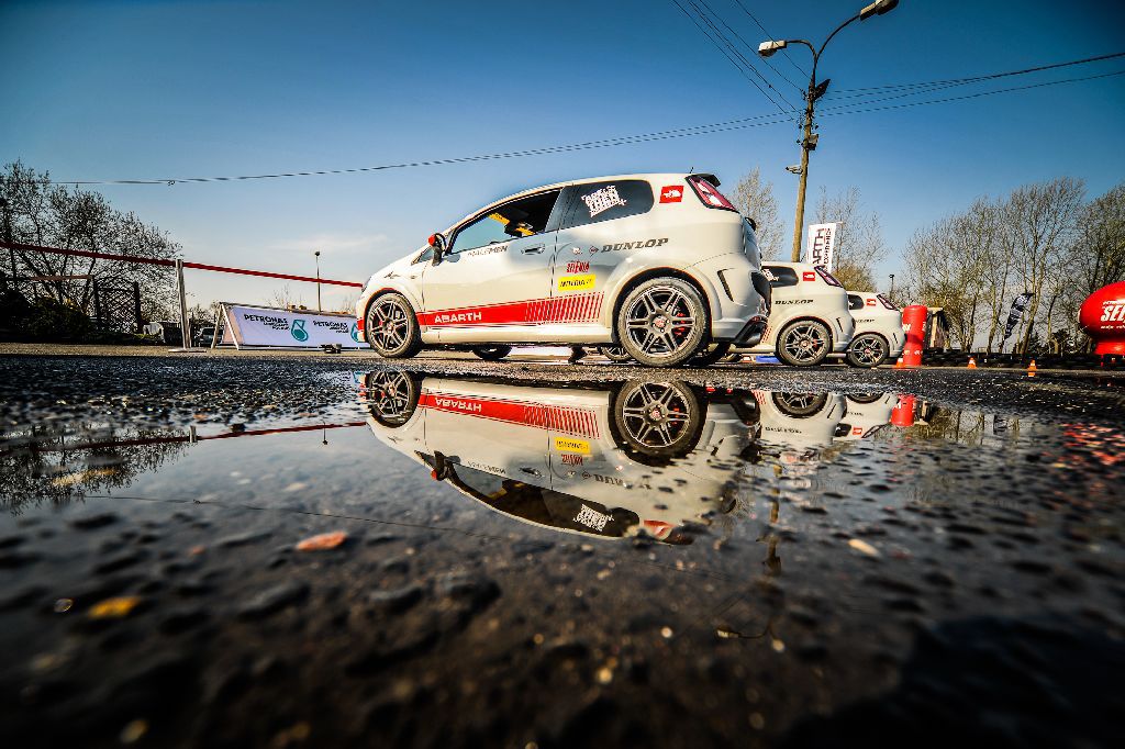 Marka Abarth wraz z organizatorami imprezy, Agencją Corse - Abarth Driving Experience i z Akademią Bezpiecznej Jazdy Kuby Bielaka, próbowali uzyskać odpowiedź na pytanie: Kto jest lepszym kierowcą: kobiety, czy mężczyźni?