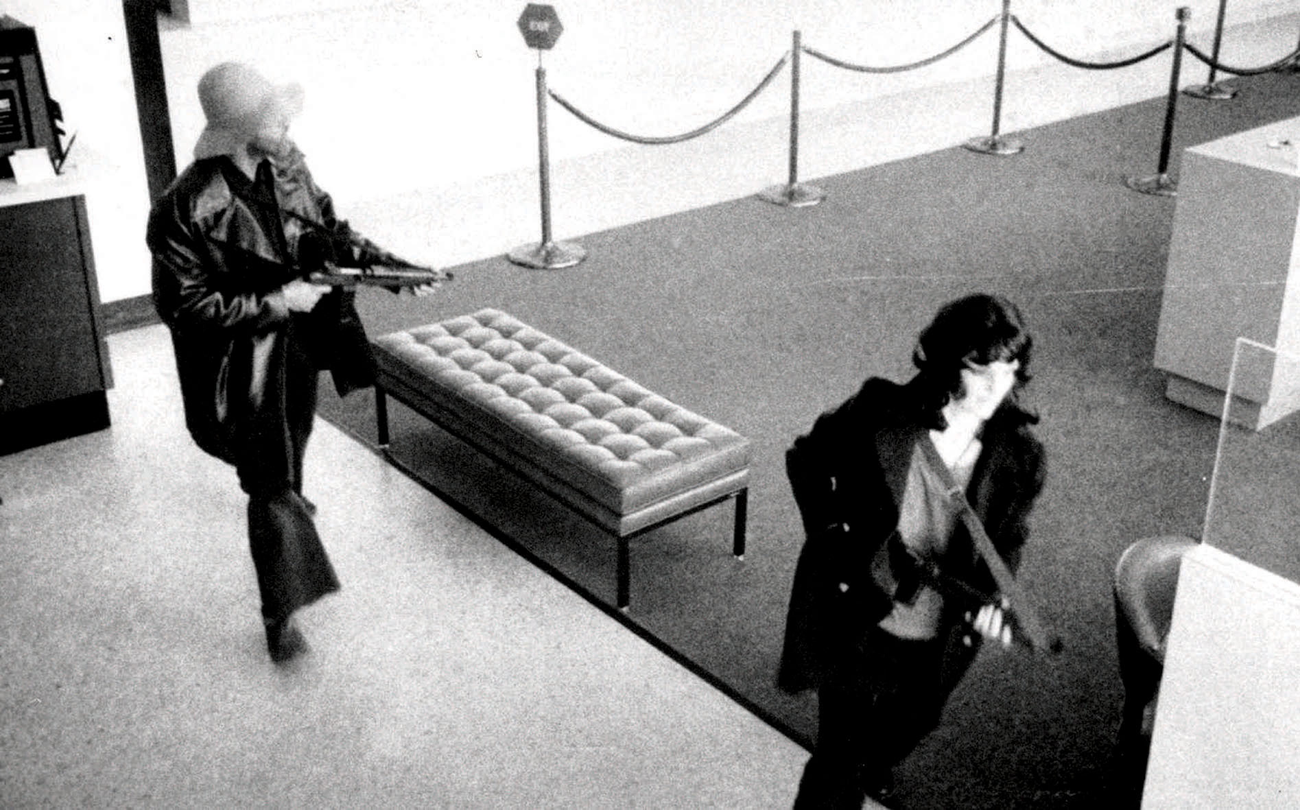 Donald DeFreeze i Patty Hearst opuszczają Hibernia Bank w San Francisco, 15 kwietnia 1974 r.