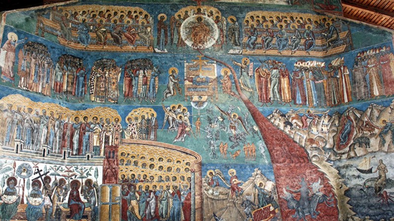 Scena Sądu Ostatecznego na zachodniej ścianie cerkwi w monastyrze Voroneţ. Bukowina, Rumunia, 2009 r. / fot. M&M Kuźmińscy