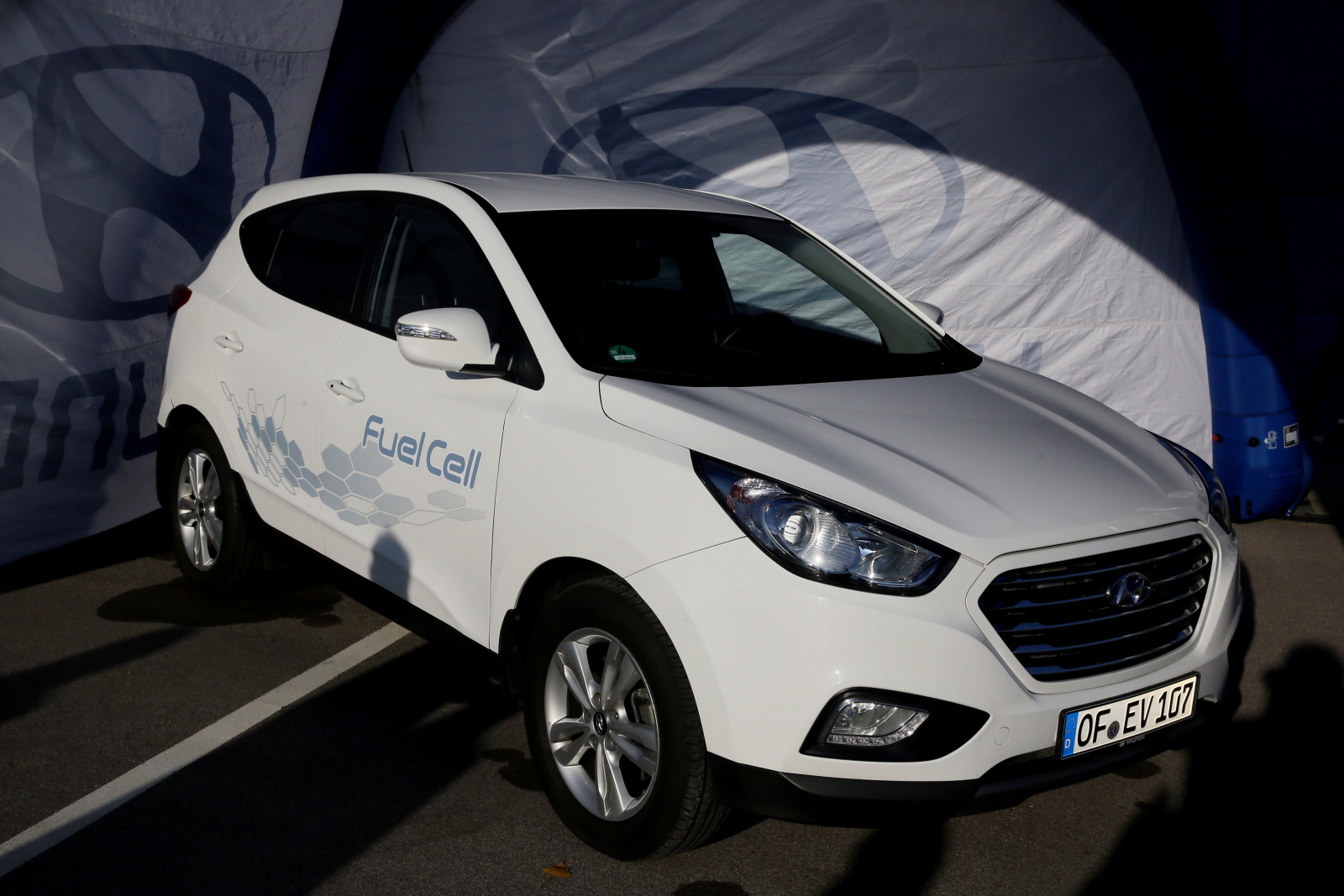 W czasie ogłaszania dobrej nowiny dla polskich kierowców zaprezentowano hyundaia ix35 Fuel Cell (pierwszy masowo produkowany model zasilany wodorem; 2013) i toyotę mirai. To był debiut tych aut nad Wisłą. Co w nich niezwykłego? <br></br>Jak zapewniają inżynierowie koreańskiej marki hyundai ix35 Fuel Cell to jeden z najbardziej zaawansowanych pojazdów zasilanych wodorem. Samochód jest efektem programu prowadzonego od 1998 r. w centrum badawczym nad ogniwami paliwowymi w Instytucie Rozwoju Technologii Ekologicznej Hyundaia w Korei...