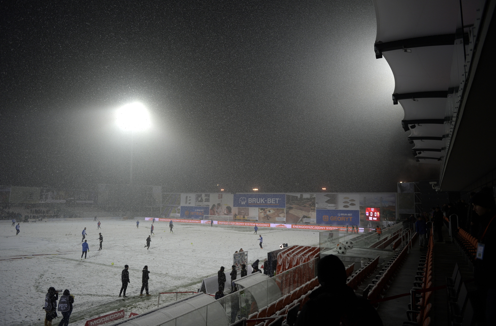Zaśnieżony stadion Termaliki Bruk-Bet w Niecieczy