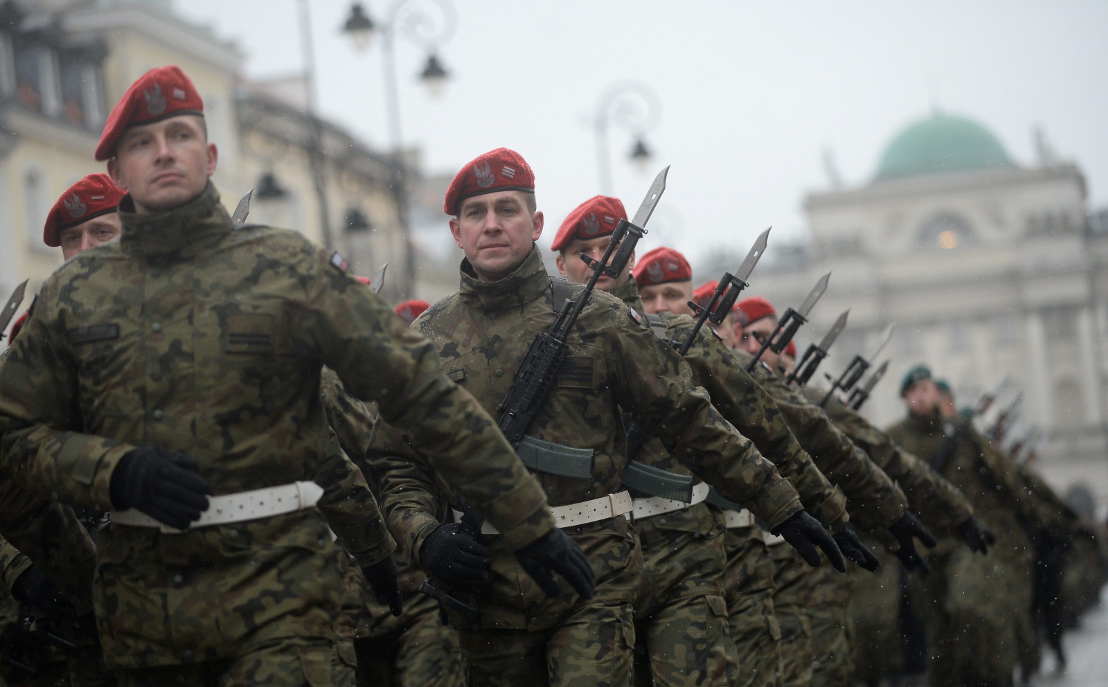 Przemarsz uczestników apelu pamięci, jaki odbył się na dziedzińcu Muzeum Wojska Polskiego, na plac Piłsudskiego przed Grób Nieznanego Żołnierza