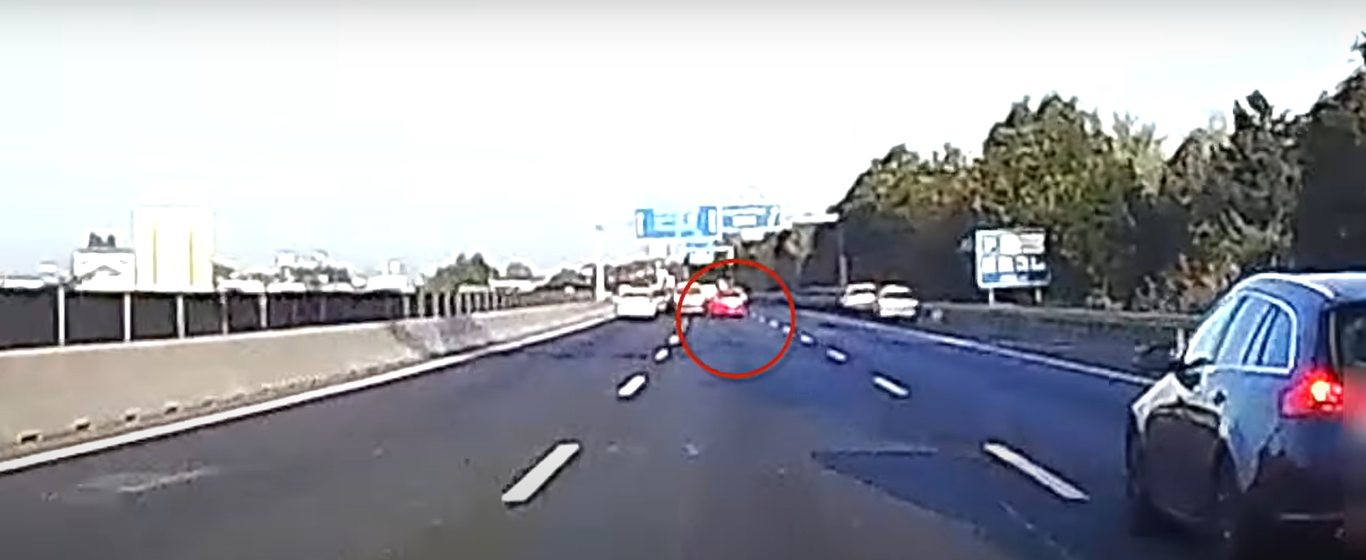 Videón, ahogy elgázolják a prostiügyben megvádolt riportert az M0-son