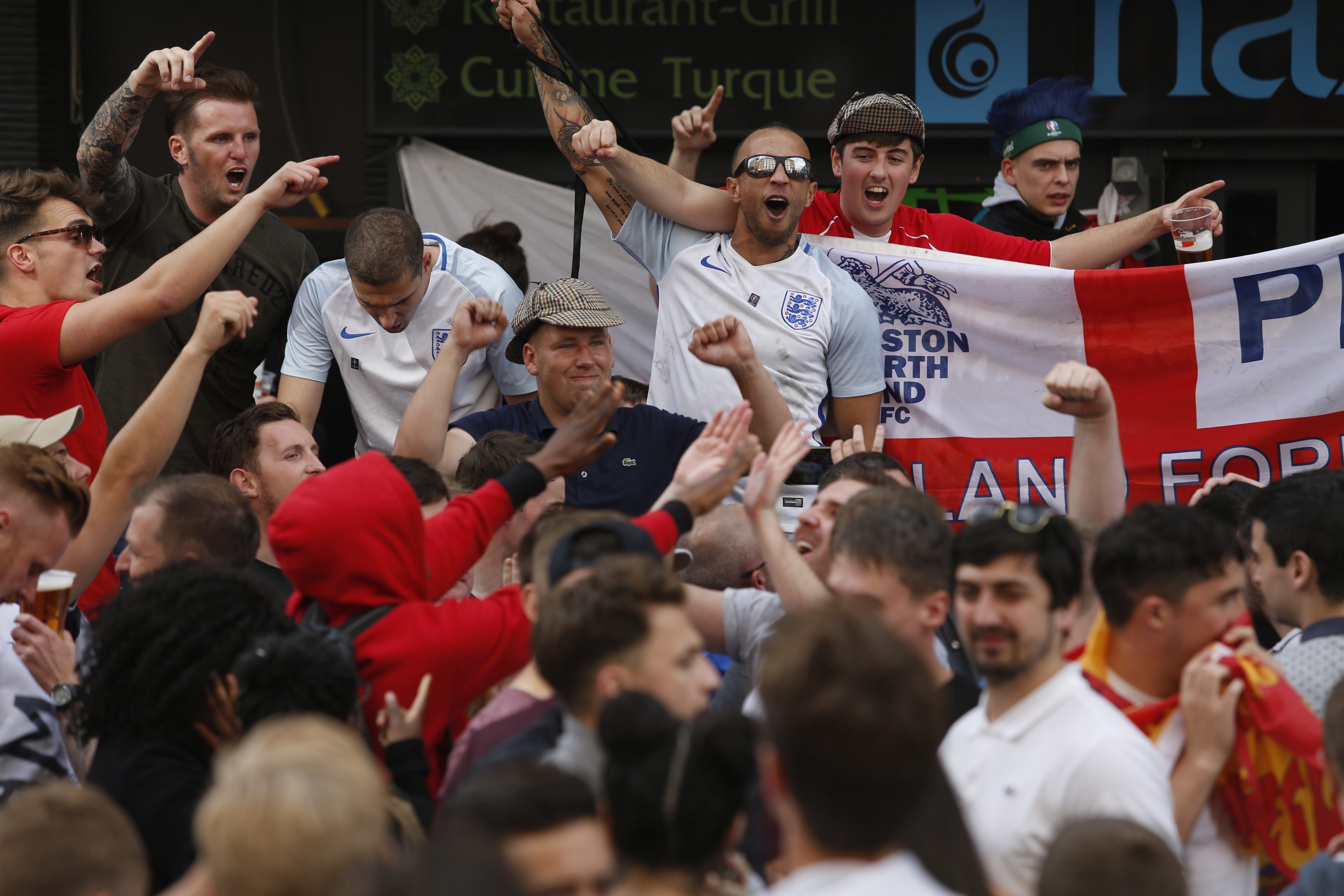 Anglicy mają gdzieś ostrzeżenia UEFA i francuskich władz. Tym razem wywołali zamieszki w Lille