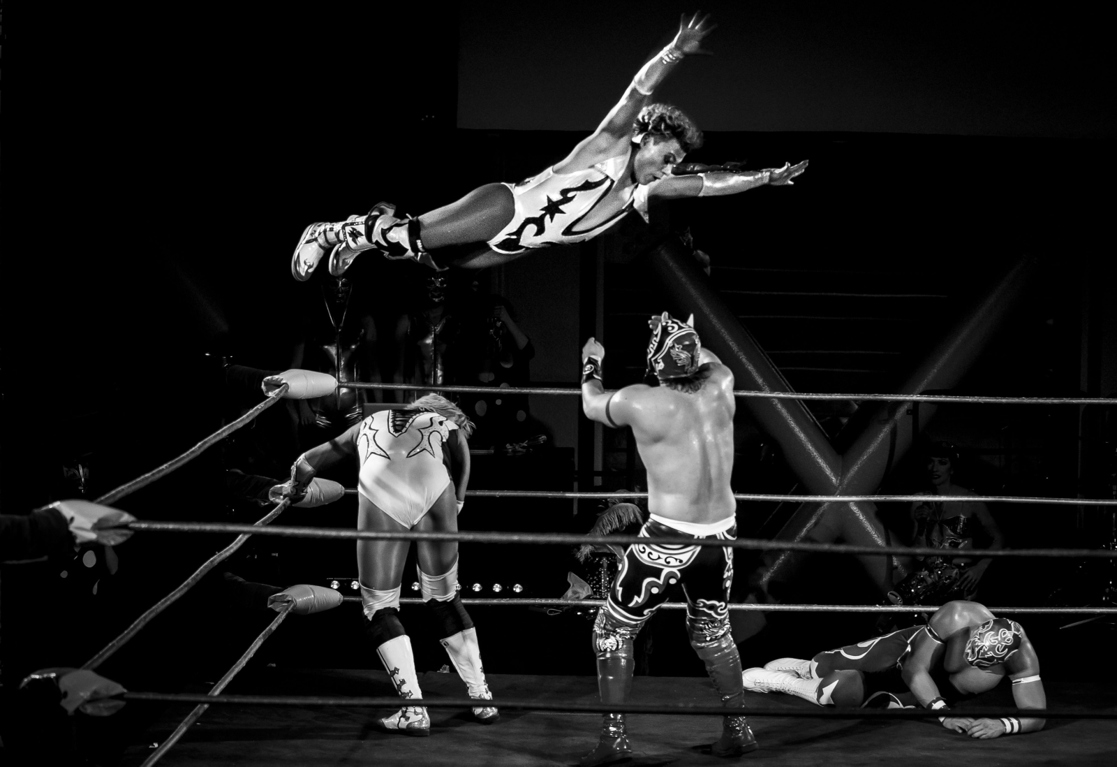 Cassandro El Exotico skacze na przeciwnika, Puma Kinga na gali wrestlingu we Francji.
