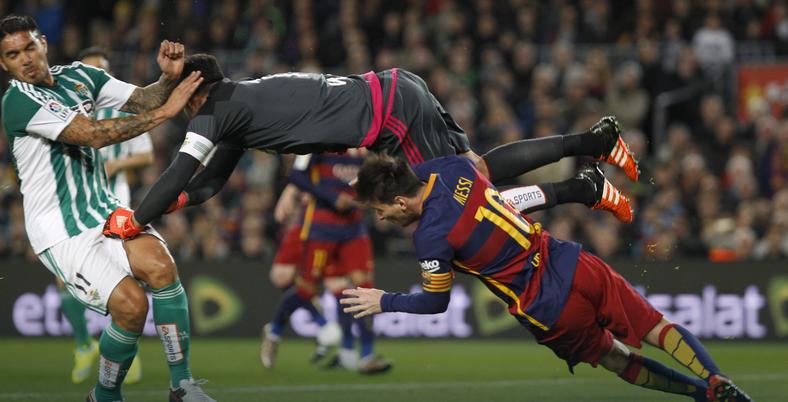 Lionel Messi knocked out by Antonio Adana