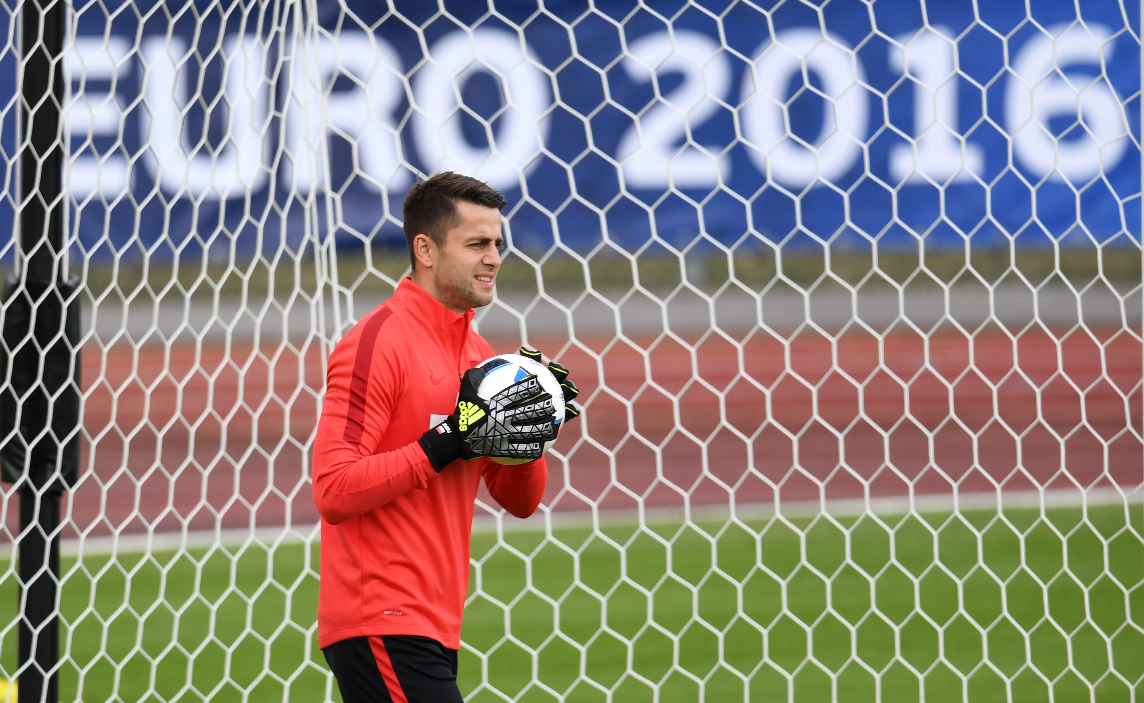 W meczu z Niemcami numerem jeden będzie Łukasz Fabiański. Golkiper Swansea City był podstawowym bramkarzem kadry w czasie eliminacji ME. O jego formę nie musimy się martwić. Na pewno godnie zastąpi Szczęsnego.
