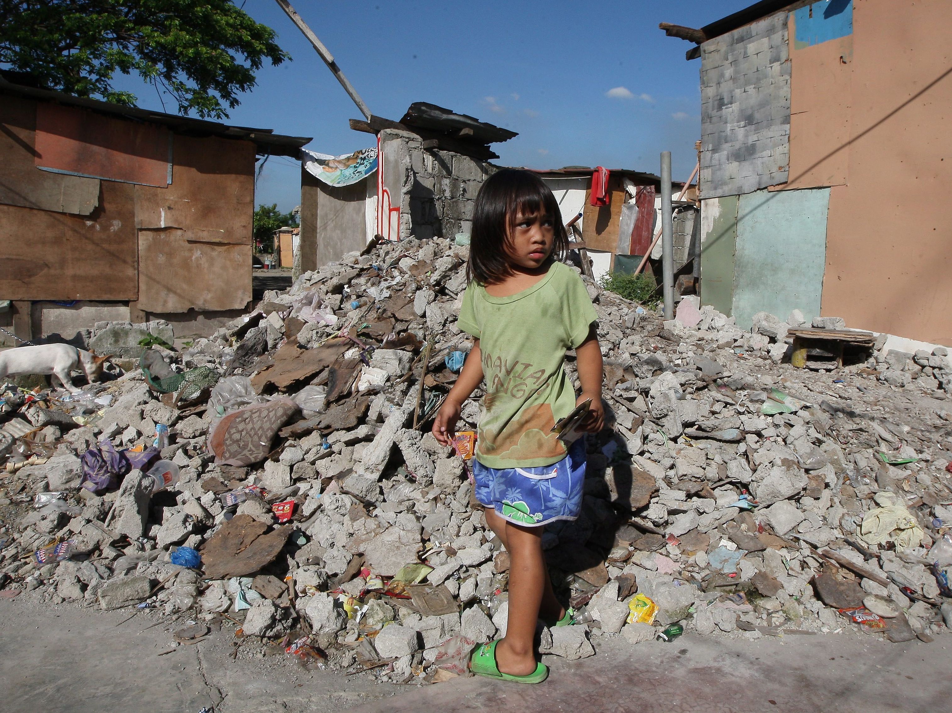 W slumsach nikt nie uprząta rozsypujących się ruin