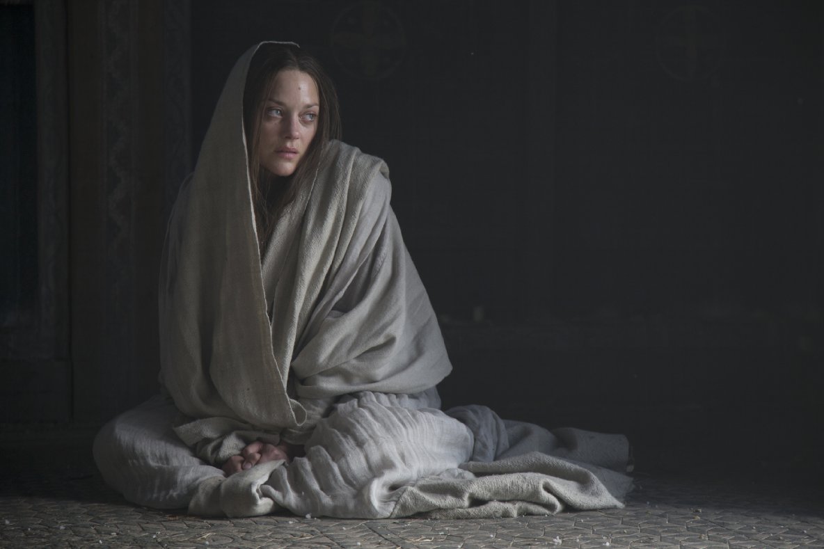 Choć Francuzka Marion Cotillard grała już w wielu hollywoodzkich filmach i nie ma trudności z angielszczyzną, tym razem musiała zmierzyć się z nie lada wyzwaniem, jakim był dla niej autentyczny tekst Szekspira z przełomu 16. i 17. wieku. Założeniem reżysera było bowiem zachowanie tekstu wielkiego dramaturga w oryginalnej, a nie unowocześnionej formie.