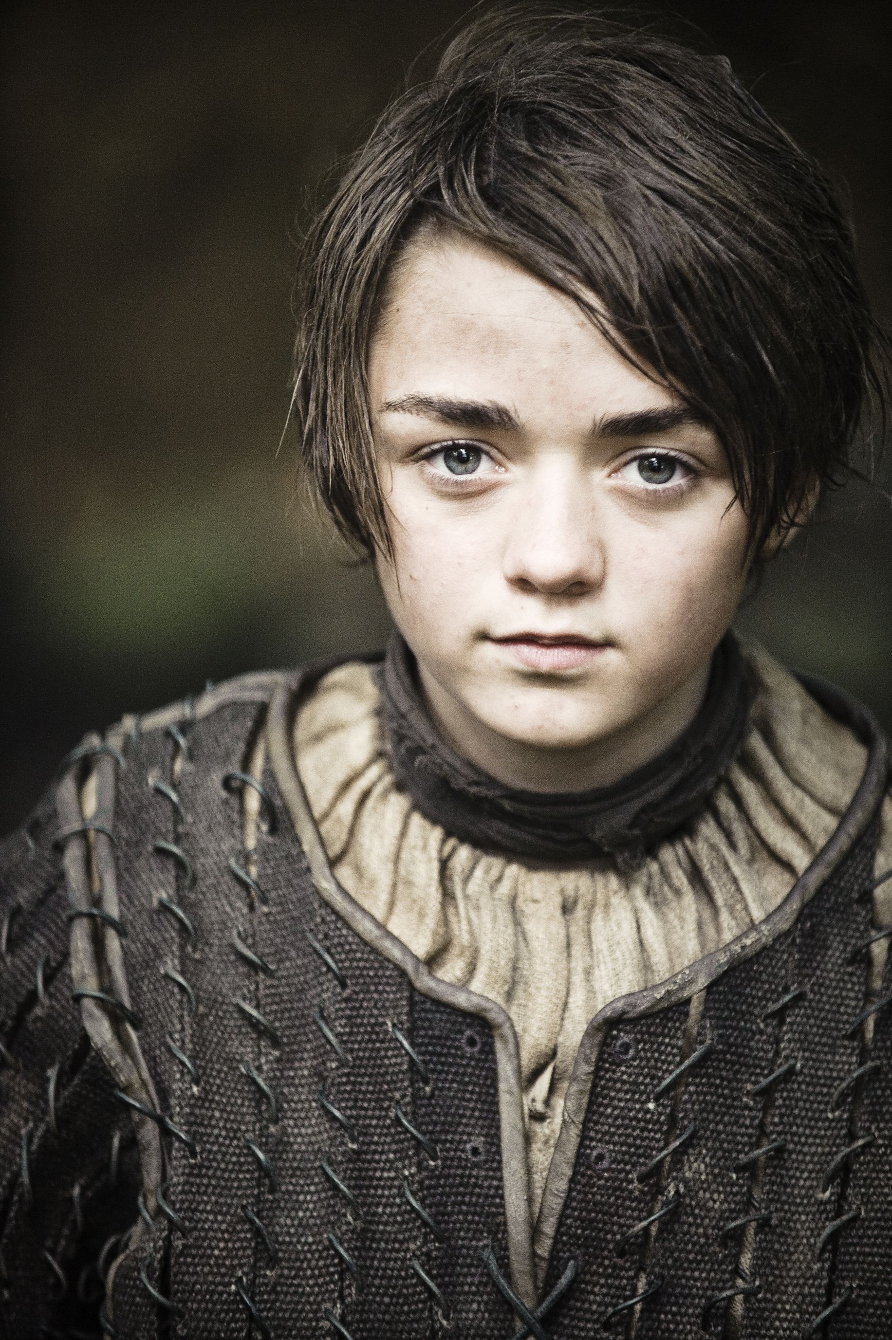 Maisie Williams w serialu jest jedną z najmłodszych aktorek. Wciela się w postać charyzmatycznej, odważnej i pewnej siebie Aryi Stark. Arya to urodzona wojowniczka, pasjonuje się jazdą konną oraz bronią. Jako uciekinierka z Królewskiej Przystani, w której miała prawo czuć się zagrożona, w trakcie poszukiwań rodziny wielokrotnie zmienia tożsamość, by chronić swoje życie.