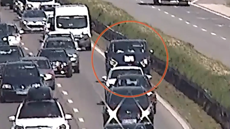 Megáll az ész: az M1-es közepén parkolta le autóját egy sofőr, mert azonnal könnyítenie kellett magán - videó