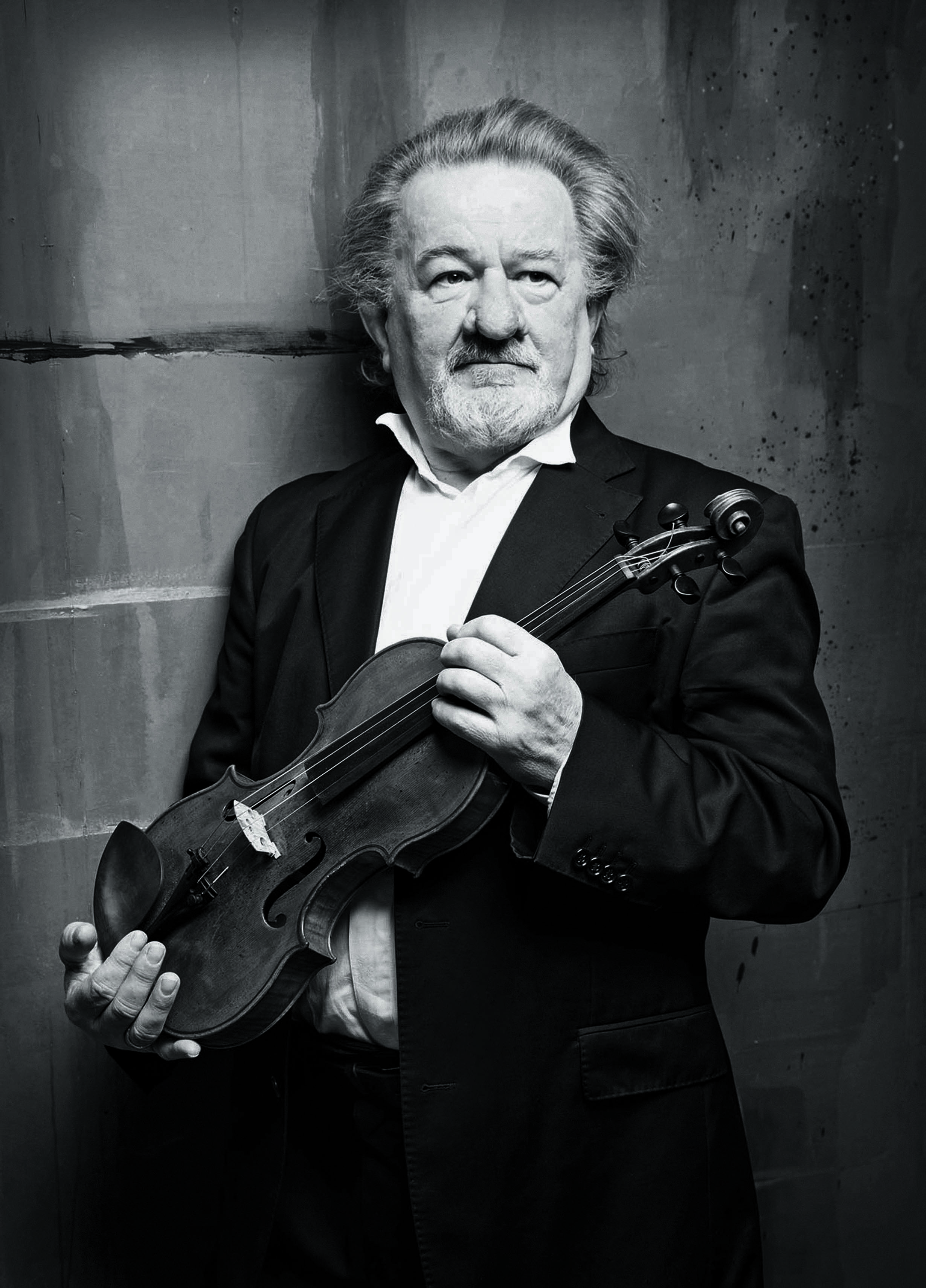 Daniel Stabrawa (rocznik 1955) jest skrzypkiem i dyrygentem, pierwszym koncertmistrzem Filharmoników Berlińskich w latach 1986-2021, wystąpił z tą orkiestrą w ponad 1500 koncertach.