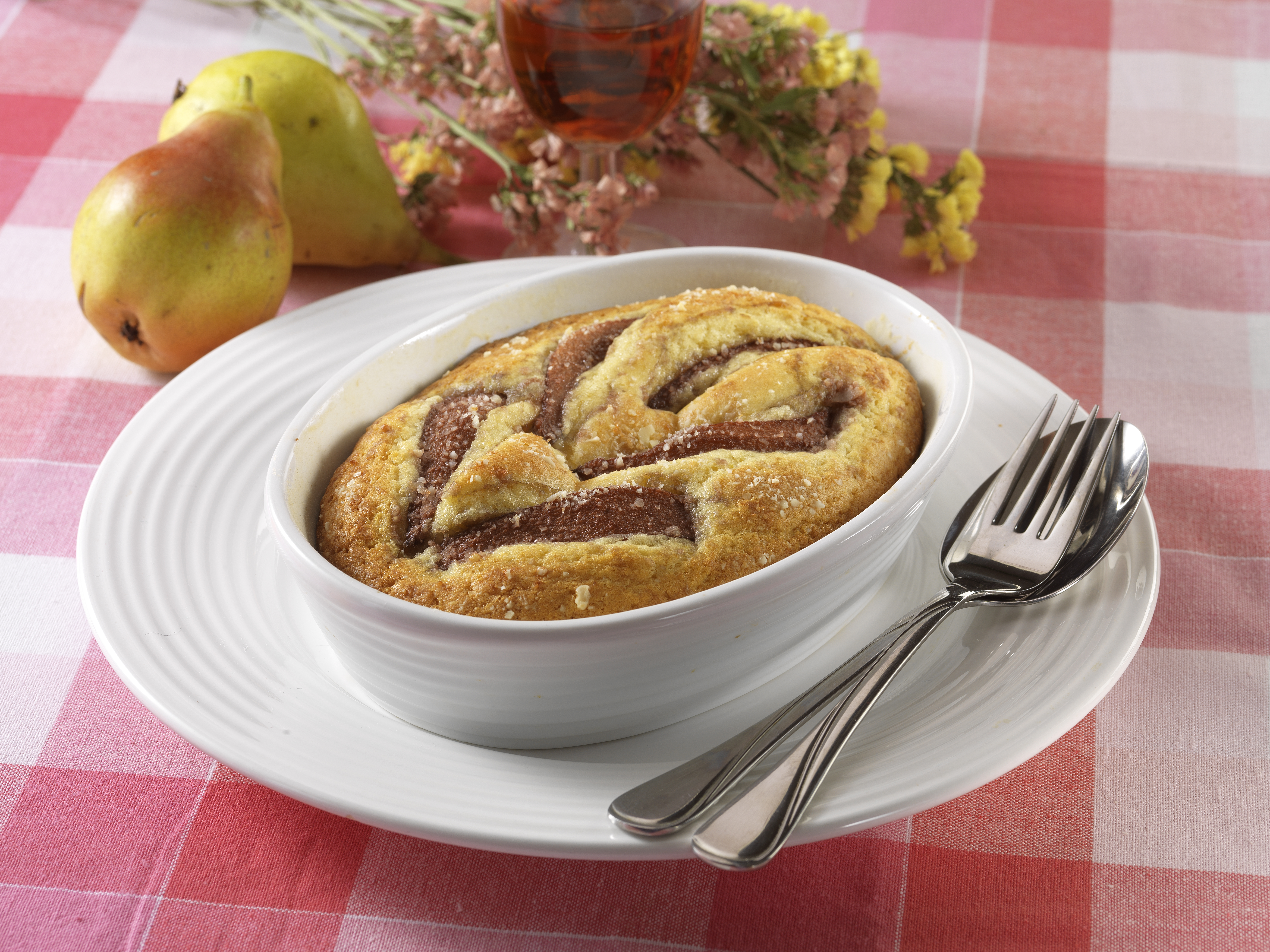 Mandulás torta vörösboros körtével: ezért az egész család rajongani fog – recepttel