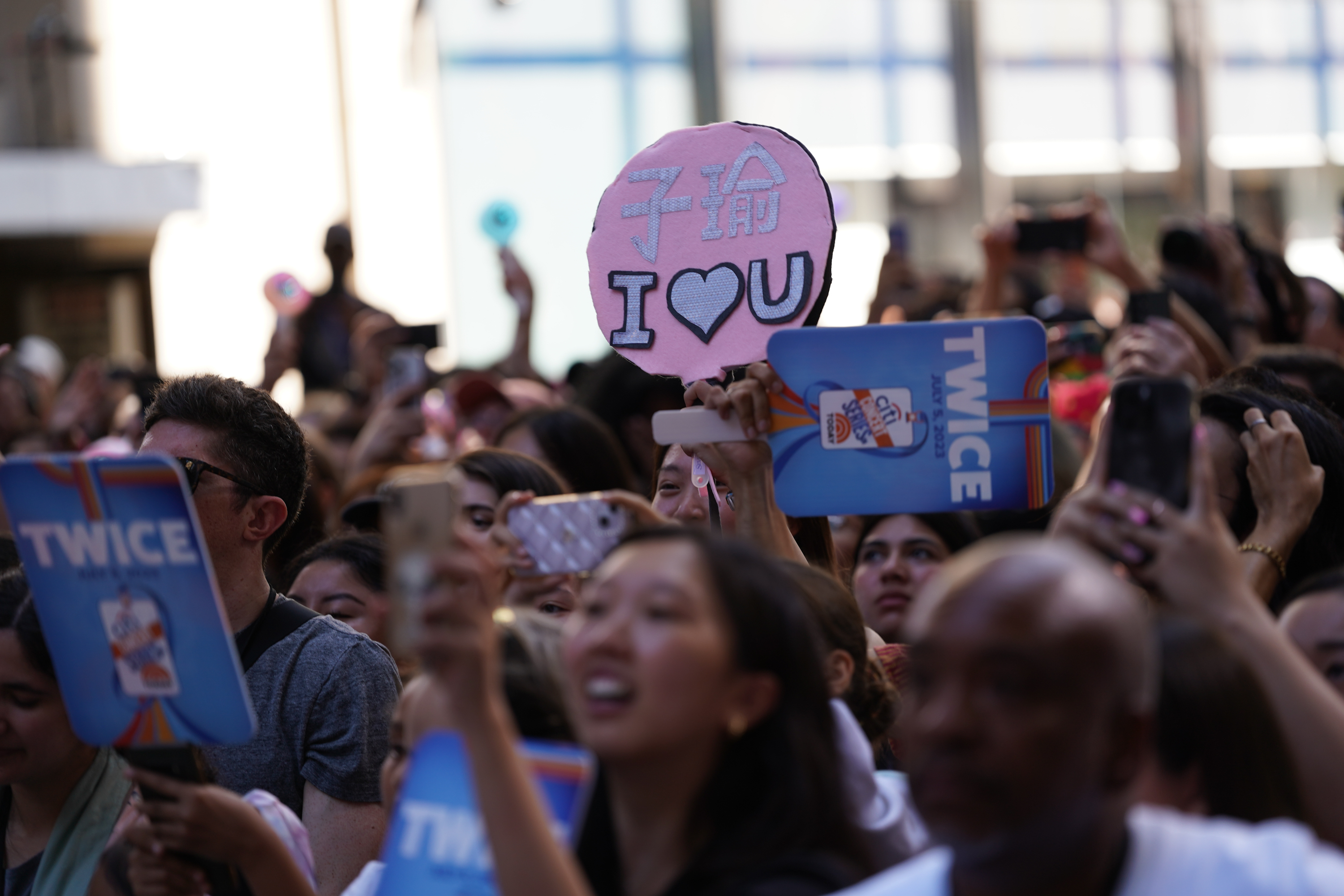 Szekrényből való kiugrás, színpadról kapott pénzköteg – Emlékezetes találkozások sztárok és a rajongóik között