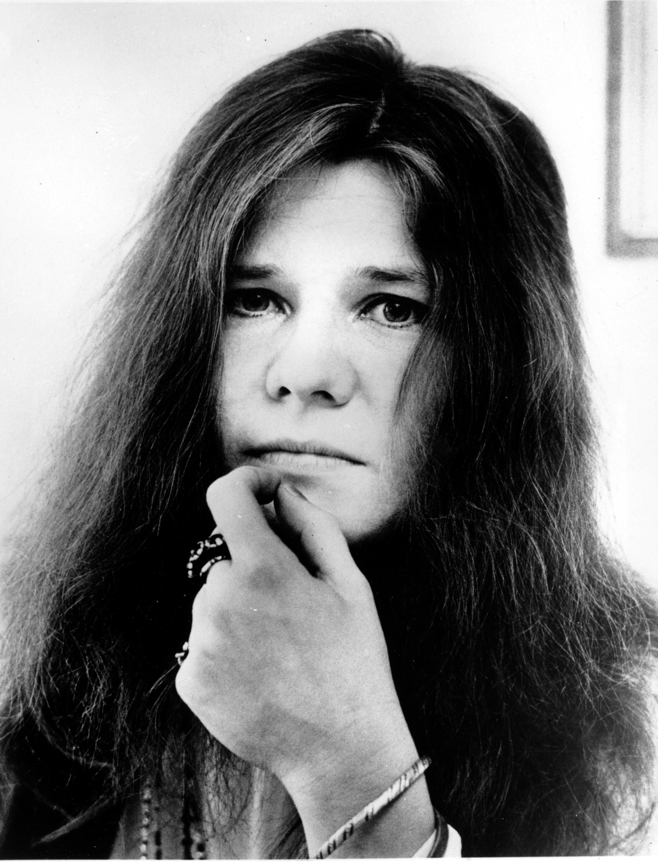 W 1969 roku Joplin wystąpiła na festiwalu Woodstock. Na scenie była pod silnym wpływem alkoholu i heroiny. Jej występ uznany został jednak za jeden z najlepszych w ciągu całej imprezy. Wśród publiczności festiwalowej znajdowała się młodsza siostra Laura, która prosto z koncertu wróciła do Teksasu. Podekscytowana festiwalem, opowiadała rodzicom o występie Janis, jednak ci pozostawali obojętni na sukces najstarszej córki, której zachowania i stylu życia nie rozumieli Traciła głos, podupadała na zdrowiu. Rzuciła narkotyki, jednak zapijała się do nieprzytomności. Nie potrafiąc zbudować trwałego związku, oddawała się chwilowym romansom, potęgującym jej poczucie samotności i depresję. – Jestem ofiarą mojego własnego życia wewnętrznego – wyznała Janis Joplin dziennikarzowi