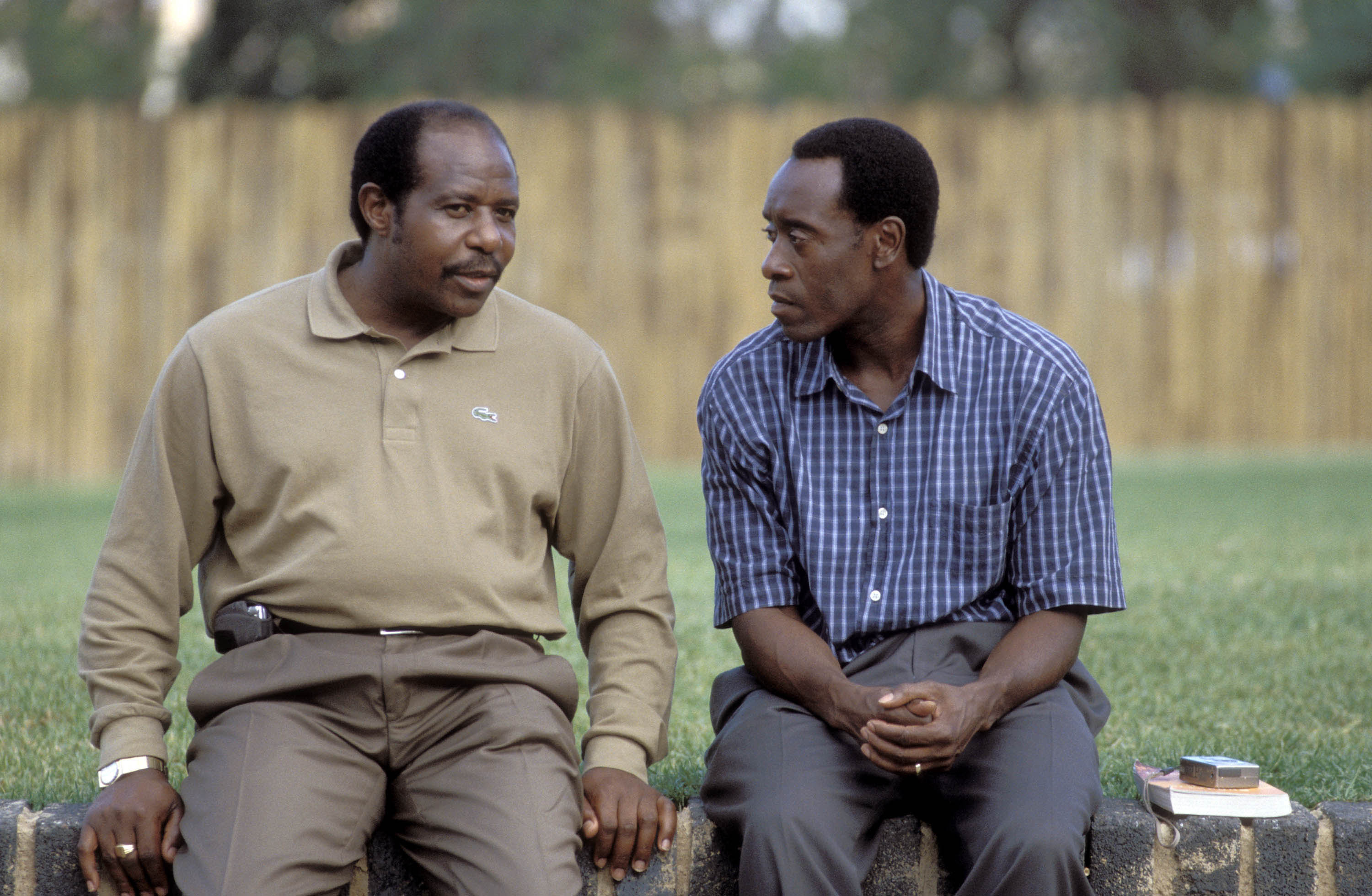 Kadr z filmu z „Hotel Rwanda” w reż. Terry’ego George’a z 2004 r. Na zdjęciu z prawej Don Cheadle w roli Paula Rusesabaginy.