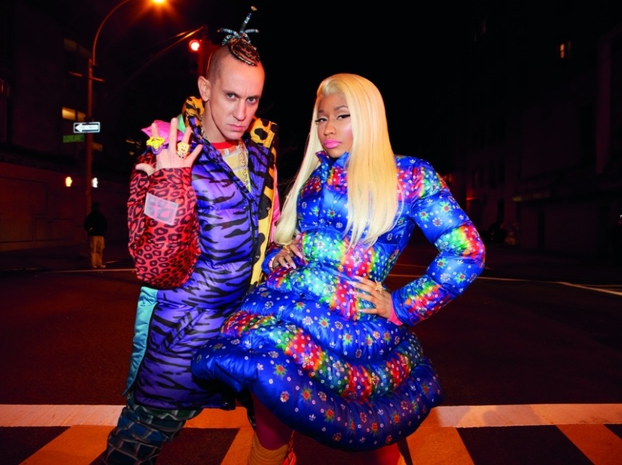A tak prezentuje się w płaszczu wartym 3 799 zł Nicki Minaj, która w kampanii reklamowej kolekcji pozuje z projektantem