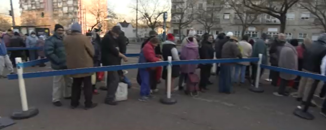 "Minden nagyon drága" – Éheznek a hajléktalanok Magyarországon, mégis áprilistól 4000 tál meleg étellel kevesebbet kapnak