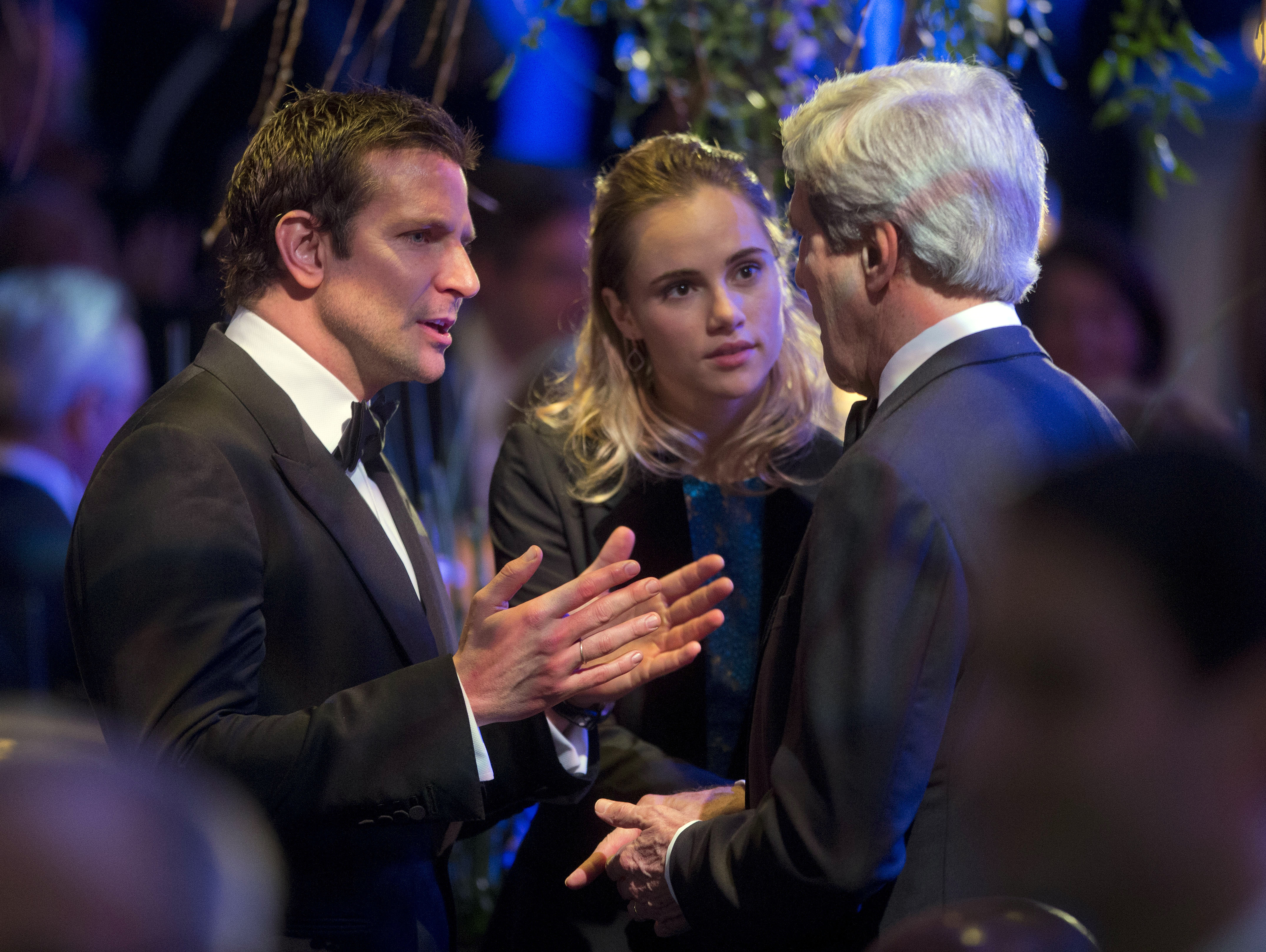 Suki Waterhouse i Bradley Cooper z amerykańskim Sekretarzem Stanu Johnem Kerrym
