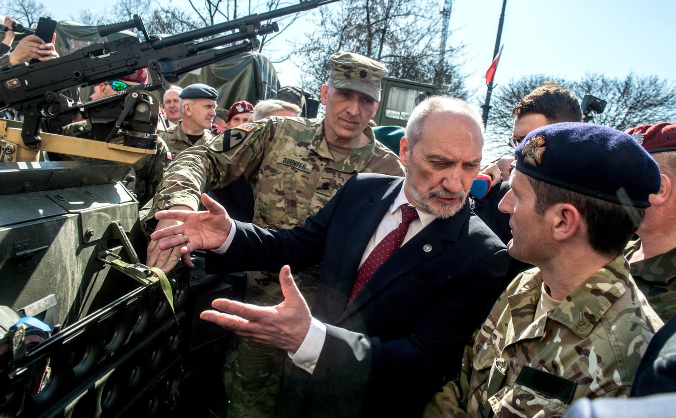 Po uroczystym powitaniu Antoni Macierewicz w towarzystwie dowódcy batalionowej grupy bojowej Stevena E. Gventera obejrzał wyeksponowany na ulicy sprzęt bojowy, a następnie obaj zasiedli nad grochówką w kuchni polowej odwiedzanej tłumnie przez piotrkowian.