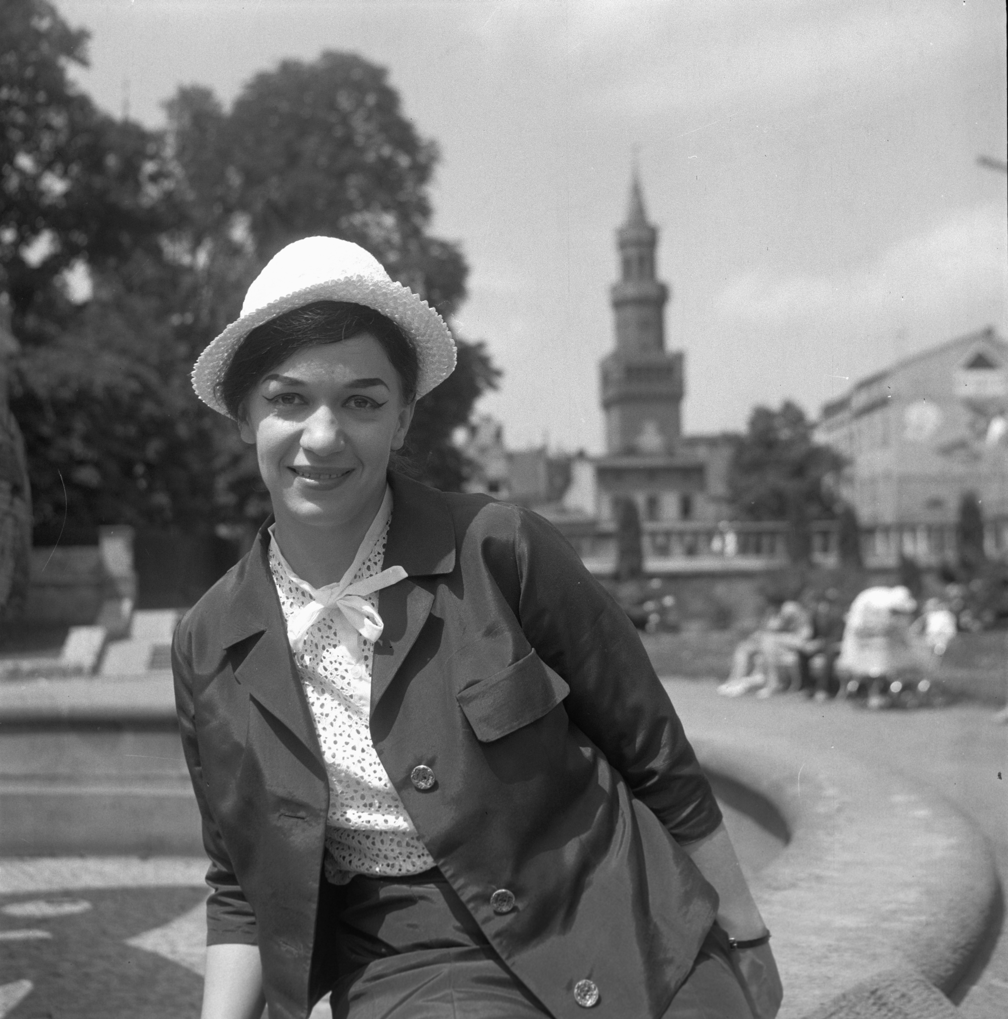Ewa Demarczyk urodziła się 16 stycznia 1941 roku w Krakowie. Była studentką architektury, gdy związała się z kabaretem