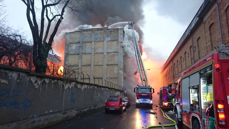Kigyulladt egy mintegy 1000 négyzetméter alapterületű régi malomépület, amely jelenleg raktárként működik a fővárosban, a Soroksári út IX. kerületi szakaszán szerdán a kora reggeli órákban.