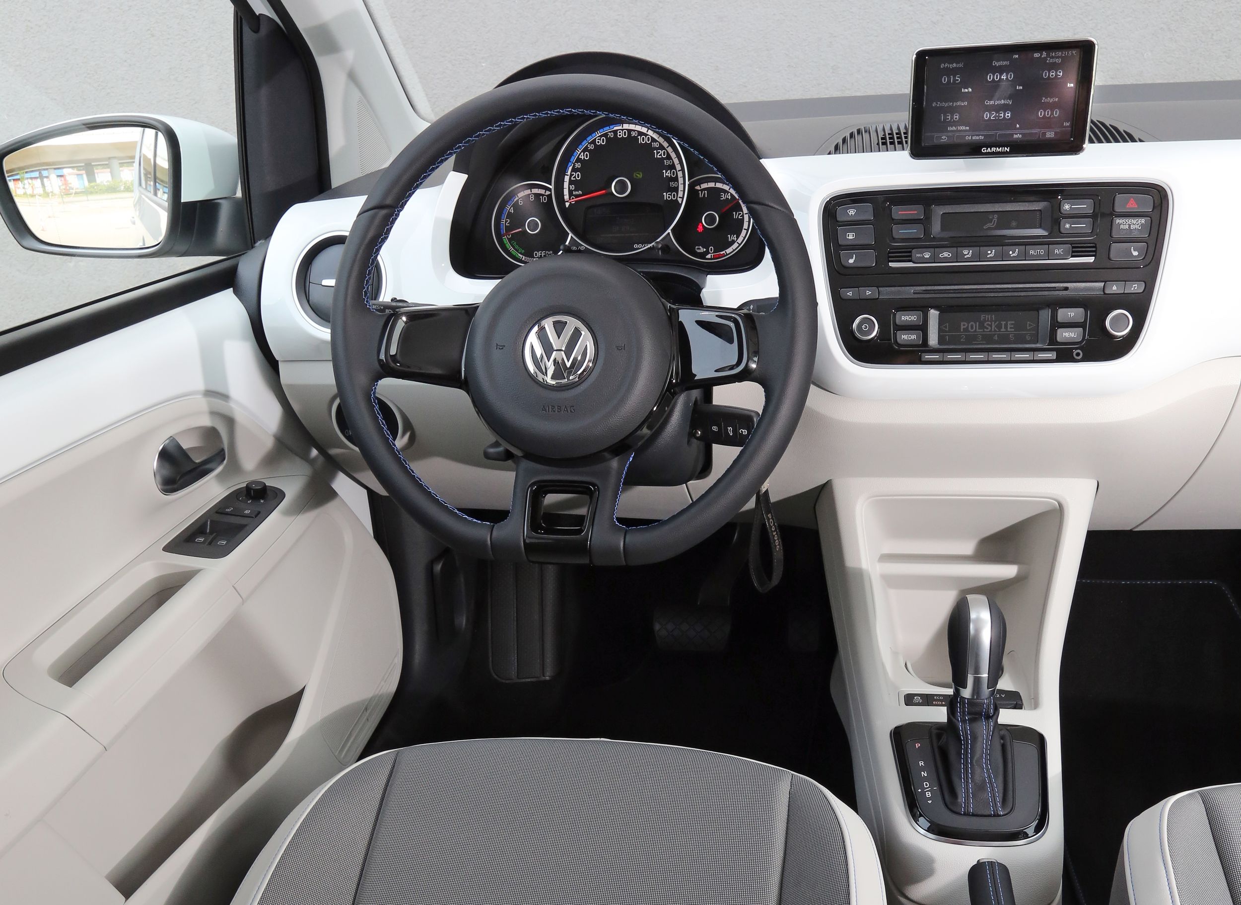 Volkswagen e-up! jest bogato wyposażony. W jego obwody wstrzyknięto zaprogramowane specjalnie dla elektrycznego auta aplikacje seryjnego systemu nawigacyjnego i informacyjnego. Na pokładzie jest też radio z odtwarzaczem CD, zestaw głośnomówiący, ogrzewana przednia szyba, automatyczna klimatyzacja i ogrzewanie przednich siedzeń.