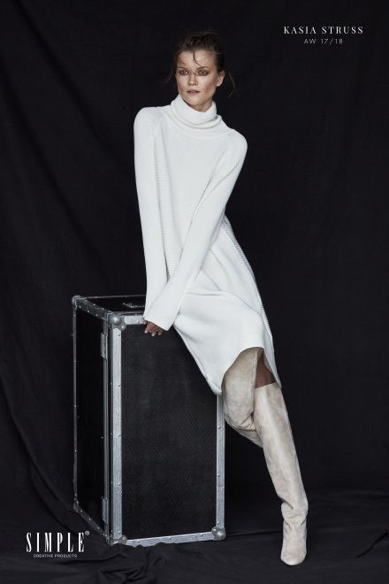 Kasia Struss w kampanii Simple CP jesień/zima 2017//2018