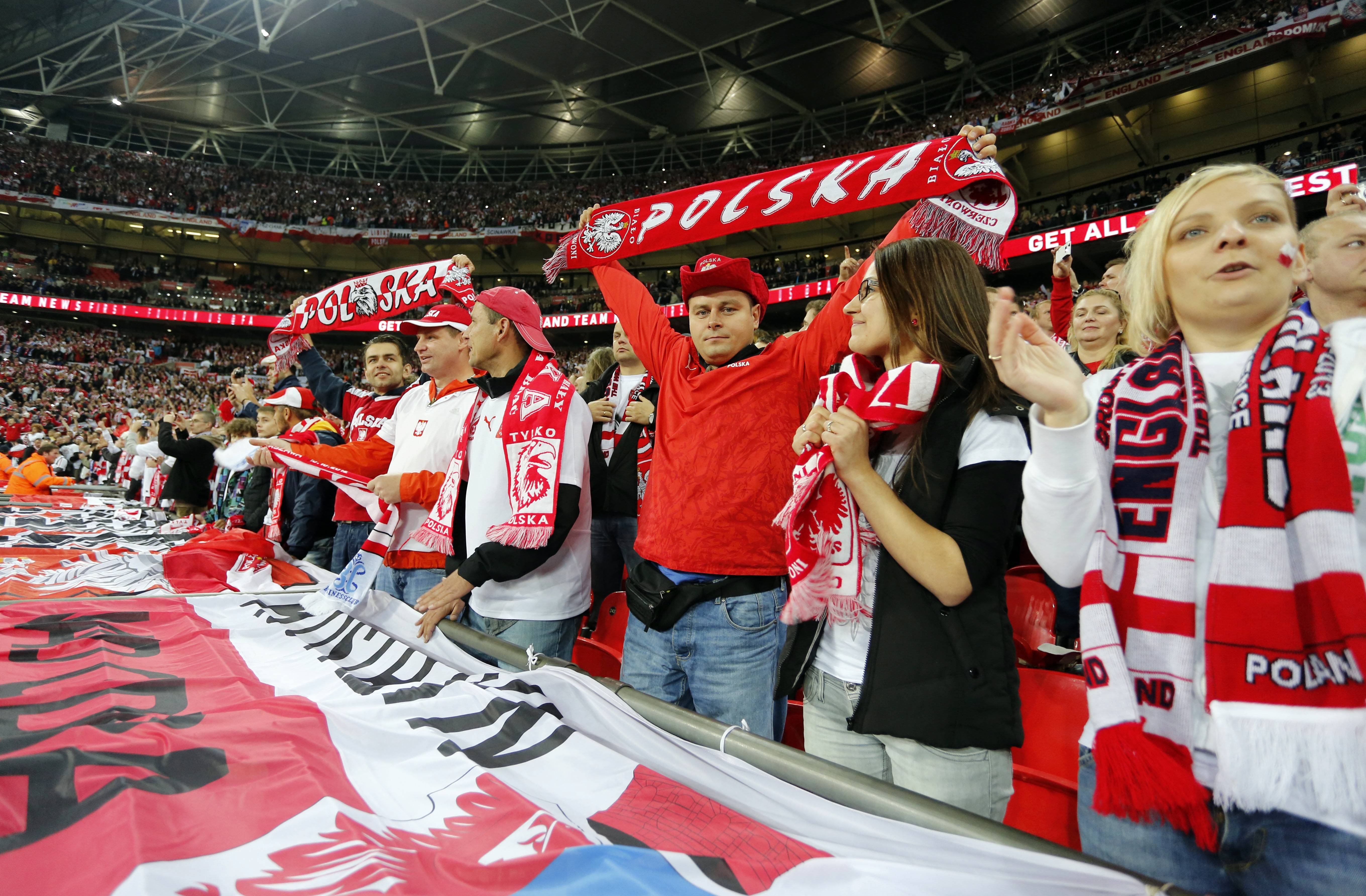 Race, gwizdy i wtargnięcie na murawę. Tak Polacy kibicowali na Wembley