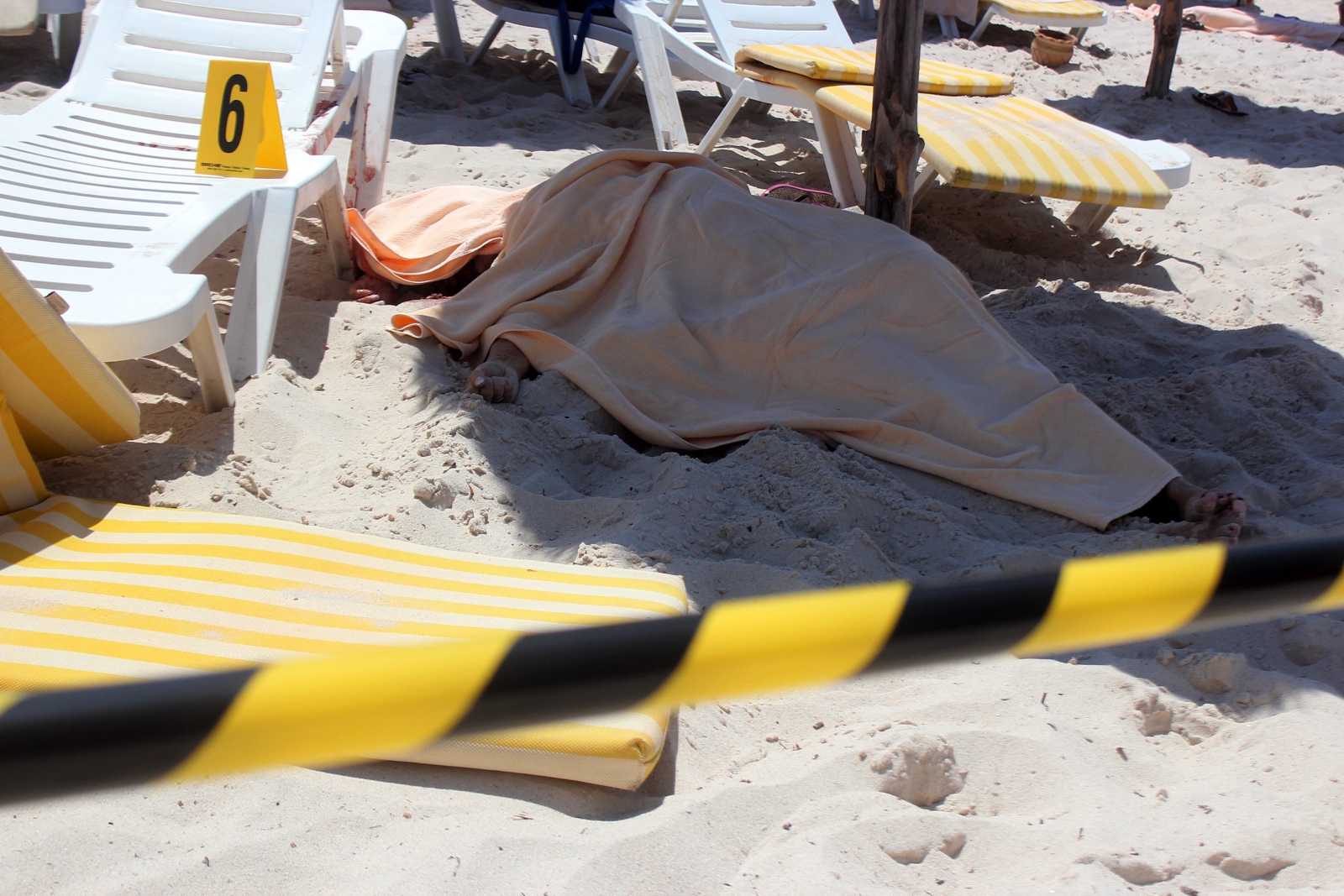 Ciała ofiar zamachu terrorystycznego w Sousse w Tunezji
