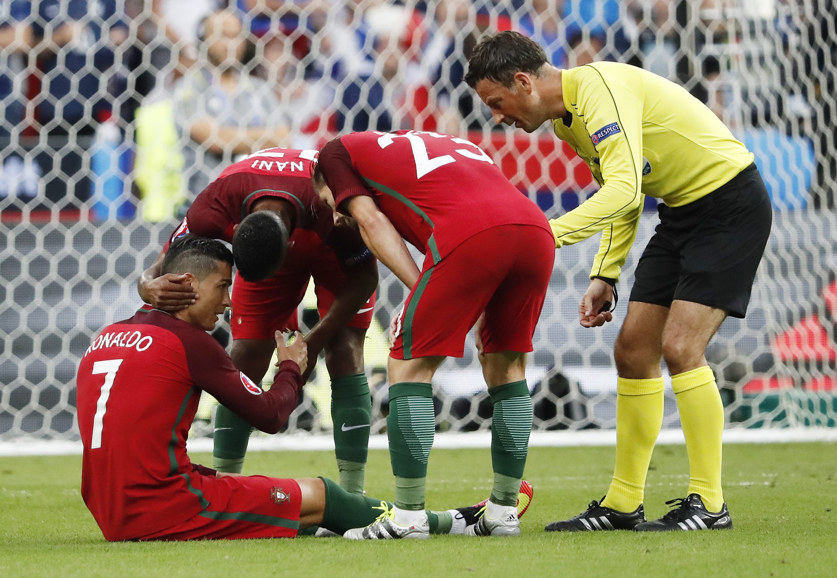 RONALDO ZNIESIONY Z BOISKA NA NOSZACH
