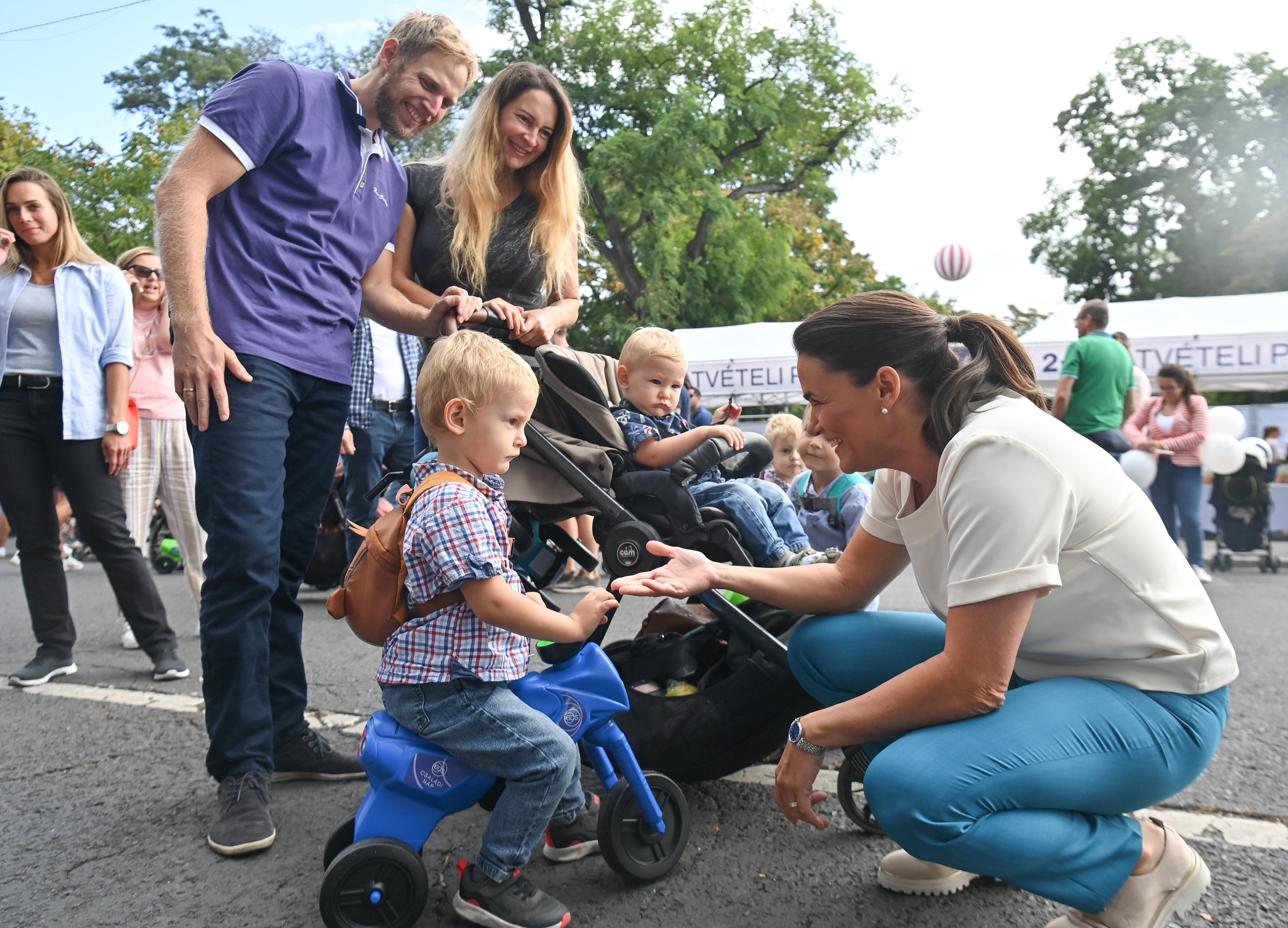 Novák Katalin vagány belépője után ellepték a kismotoros gyerekek az állatkert környékét - fotók