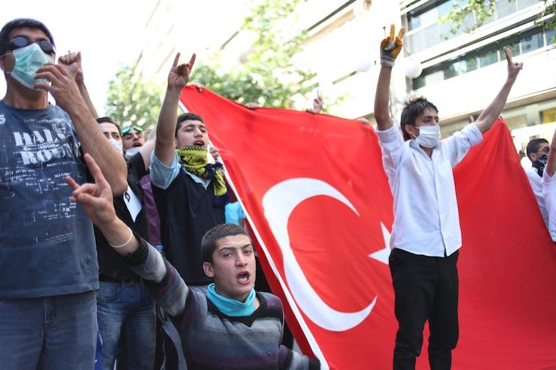 ankara turcja protest zamieszki młodziez˙ z flaga? i w maskach