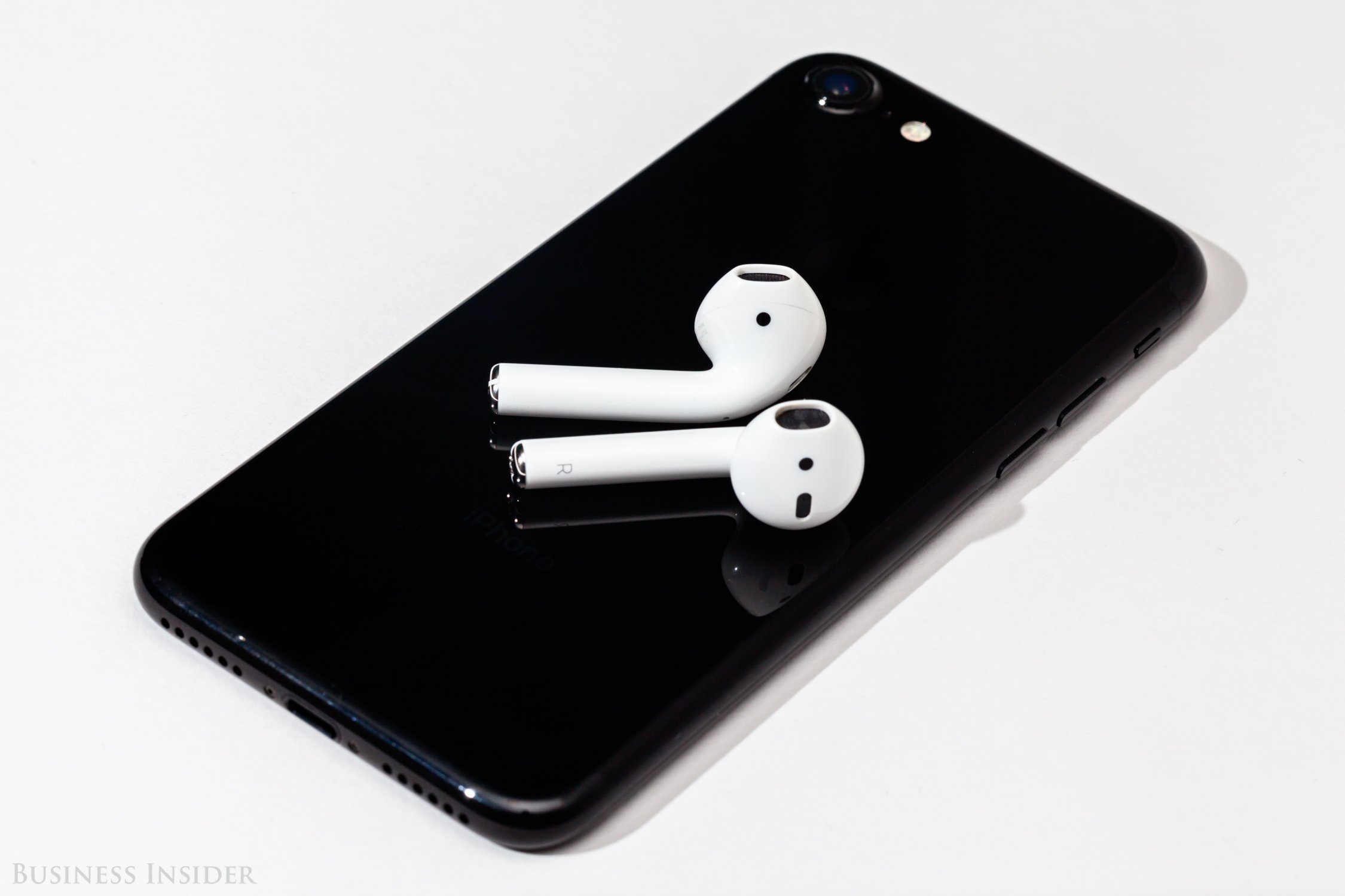 Apple AirPods - nowe słuchawki do iPhone'a