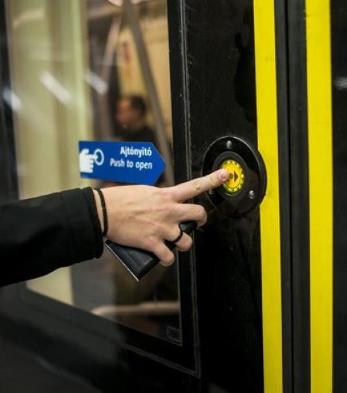 Hülyének nézik az utasokat? Nem fogod elhinni, hogyan kell kinyitni a metró  ajtaját - Blikk