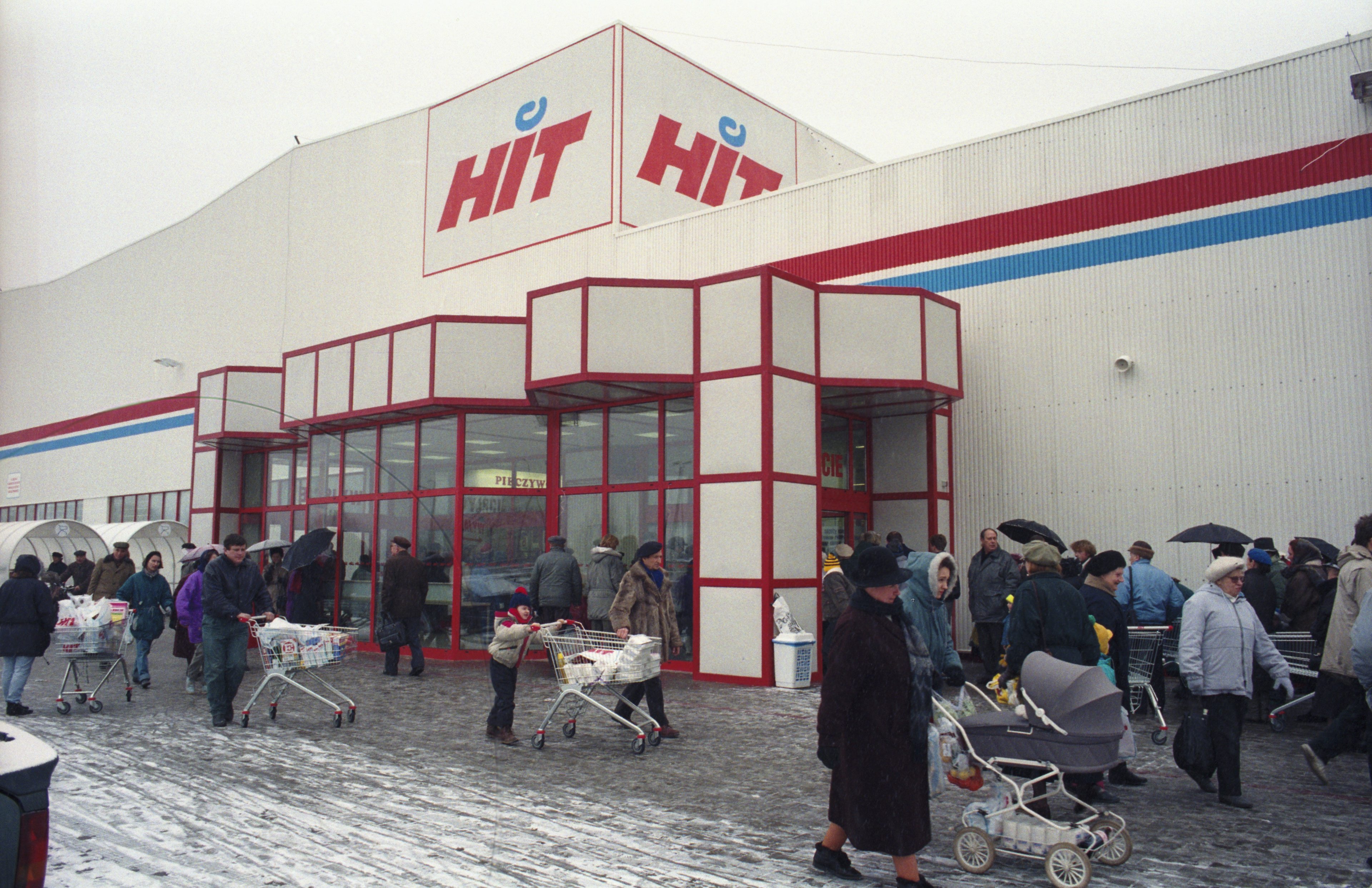 Nowo otwarty hipermarket Hit przy ul. Górczewskiej. Warszawa, luty 1994 r.
