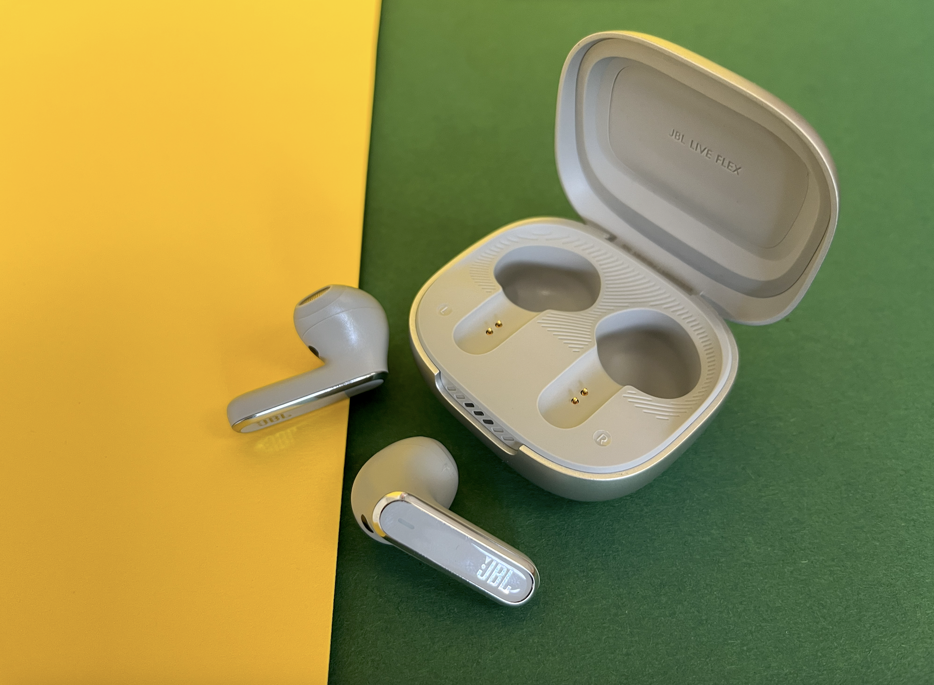 Kopfhörer JBL Live Flex im Test: Guter Sound, Airpods-Optik & fragwürdiges  ANC | TechStage