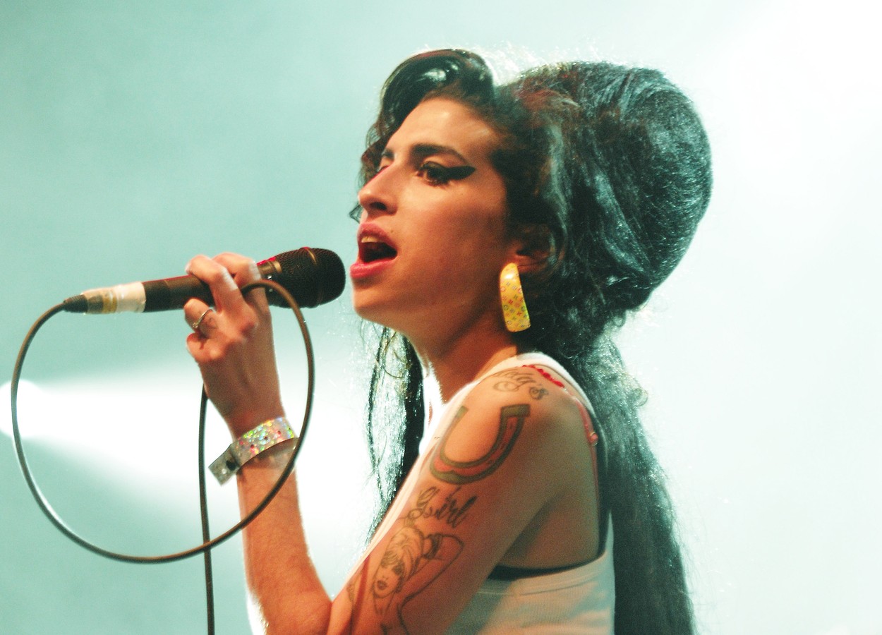 40 éves lenne Amy Winehouse: fotókon az élete, a gyerekkorától az utolsó koncertjéig