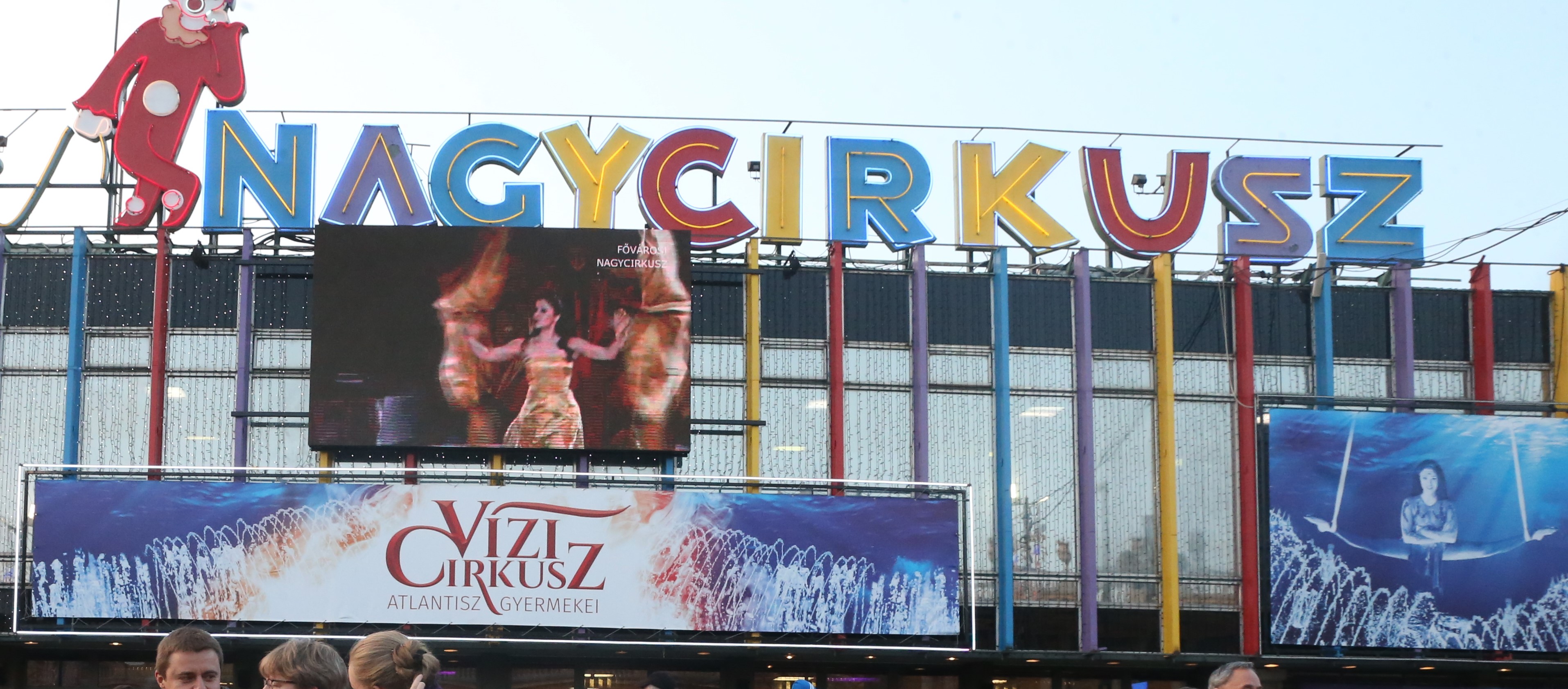 Az orvosok szerint esélytelen volt, hogy súlyos balesete után újra járjon, most a Fővárosi Nagycirkusz színpadán lép fel a világhírű artista