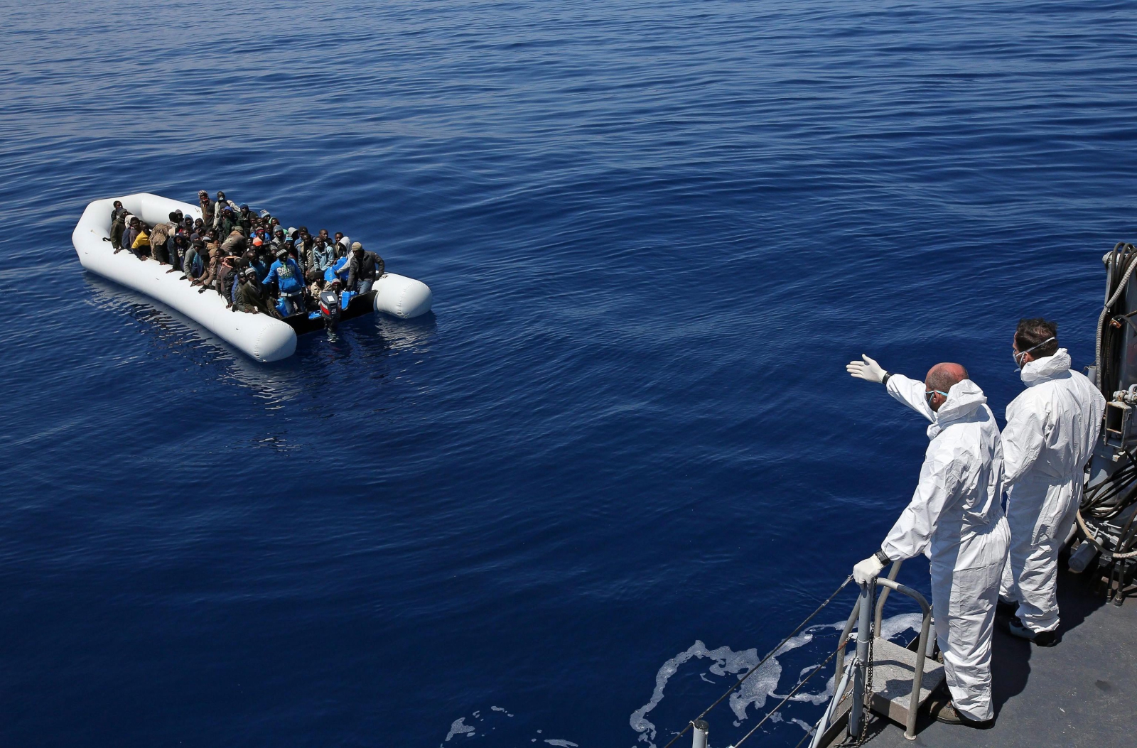 Tą silnikową łodzią pontonową, która zabierać powinna nie więcej niż kilkanaście osób, płynęło kilkudziesięciu imigrantów z Afryki...